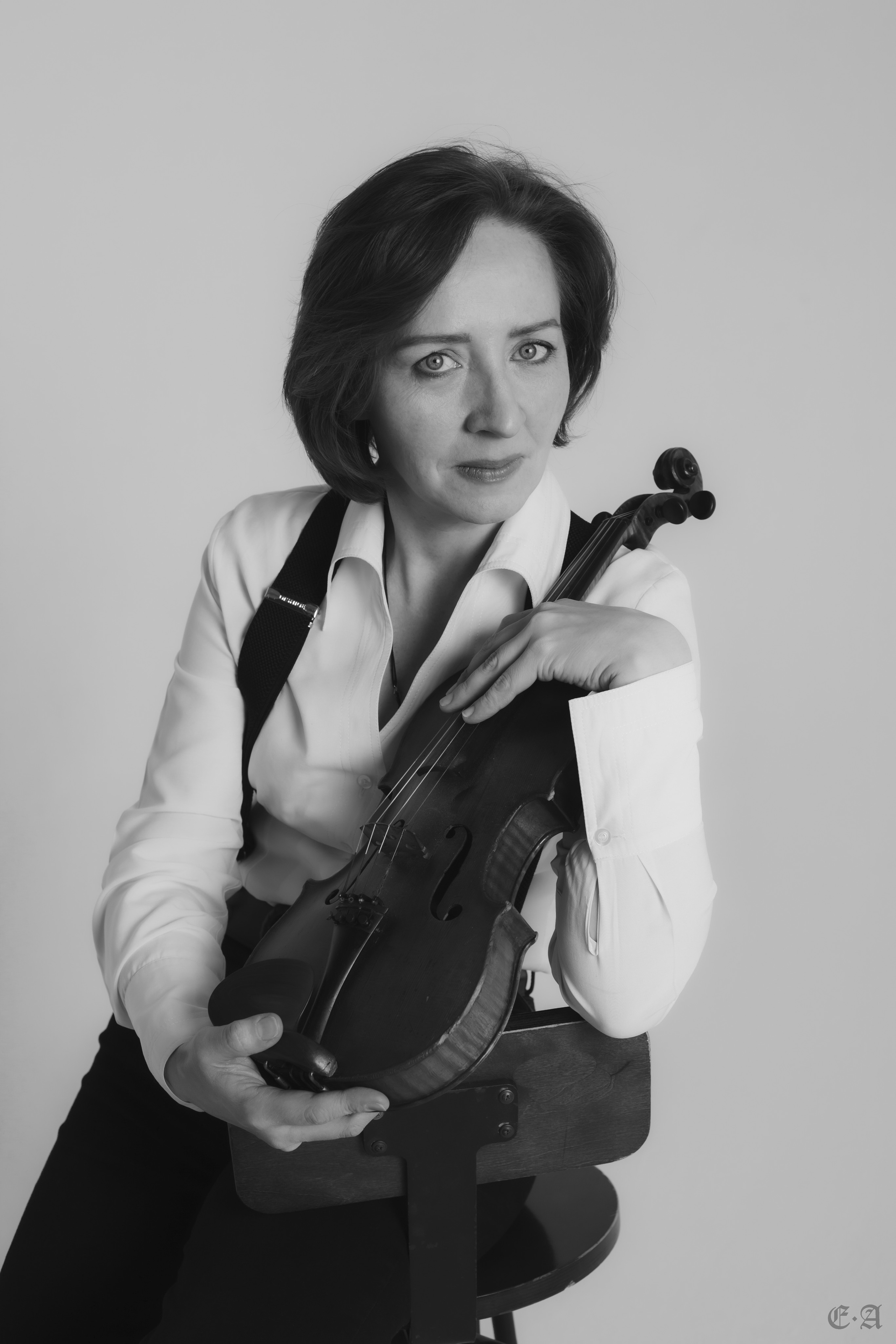 Черно-белая скрипка. Фотограф Ellairen
