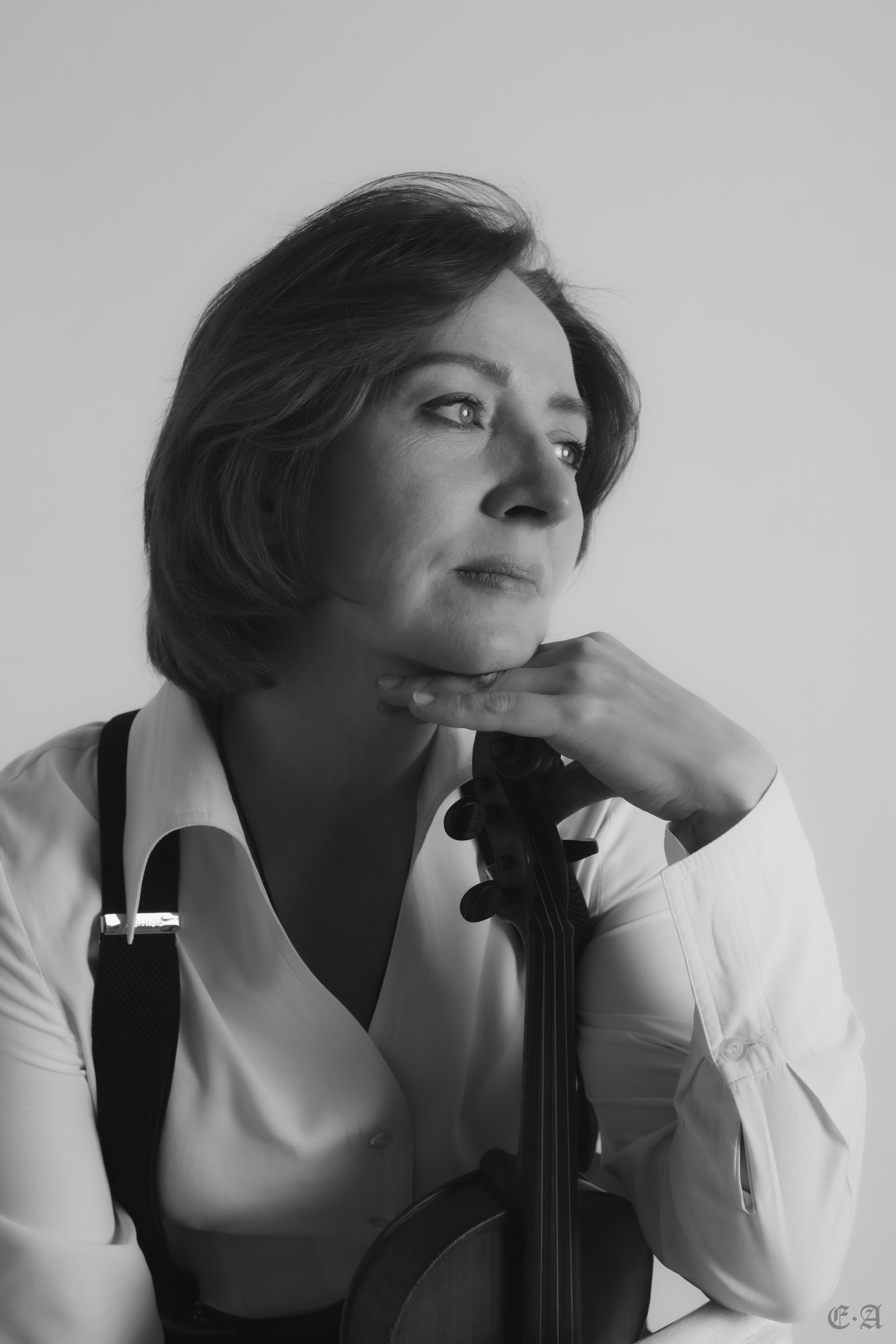 Черно-белая скрипка. Фотограф Ellairen