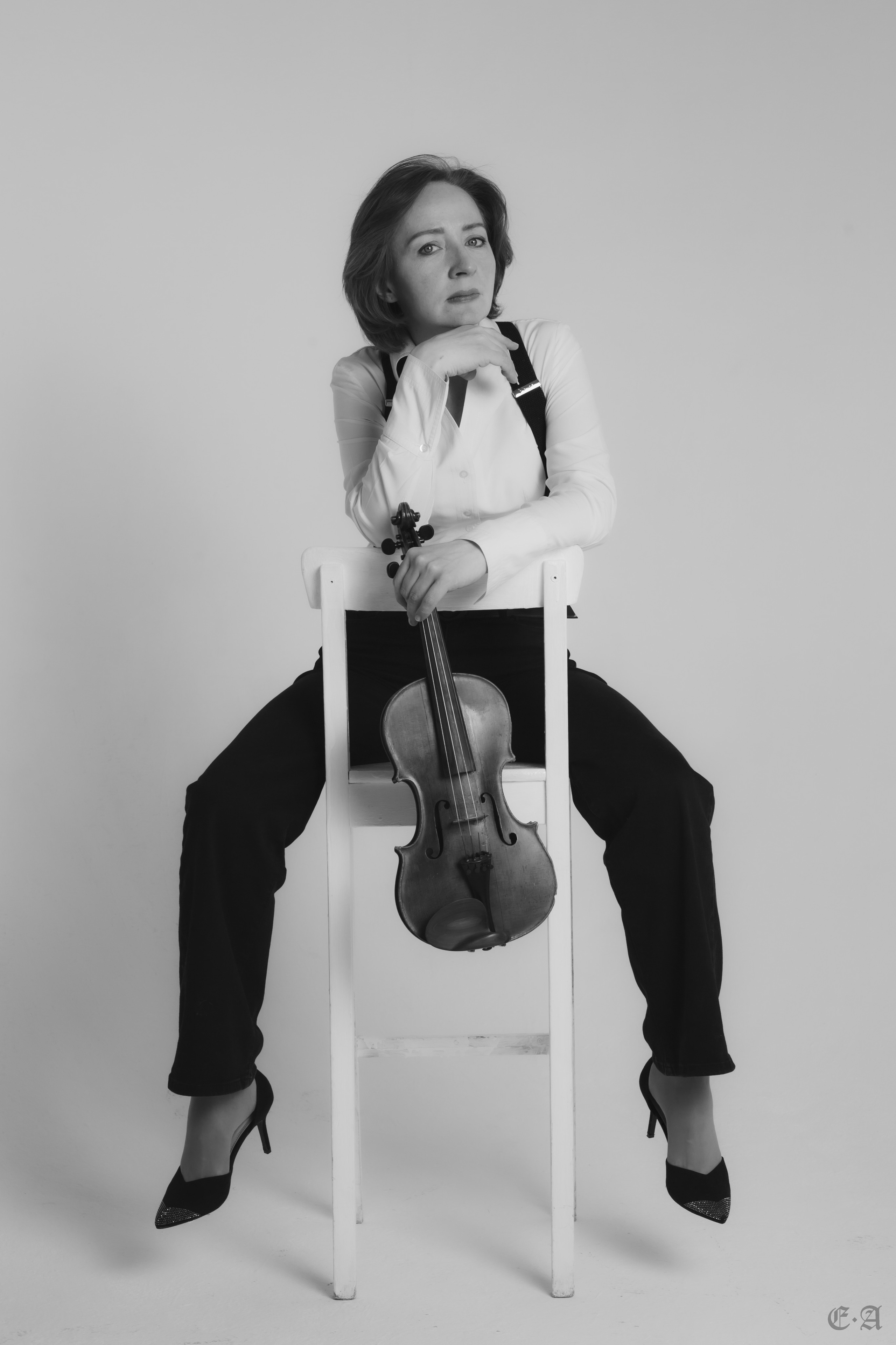 Черно-белая скрипка. Фотограф Ellairen