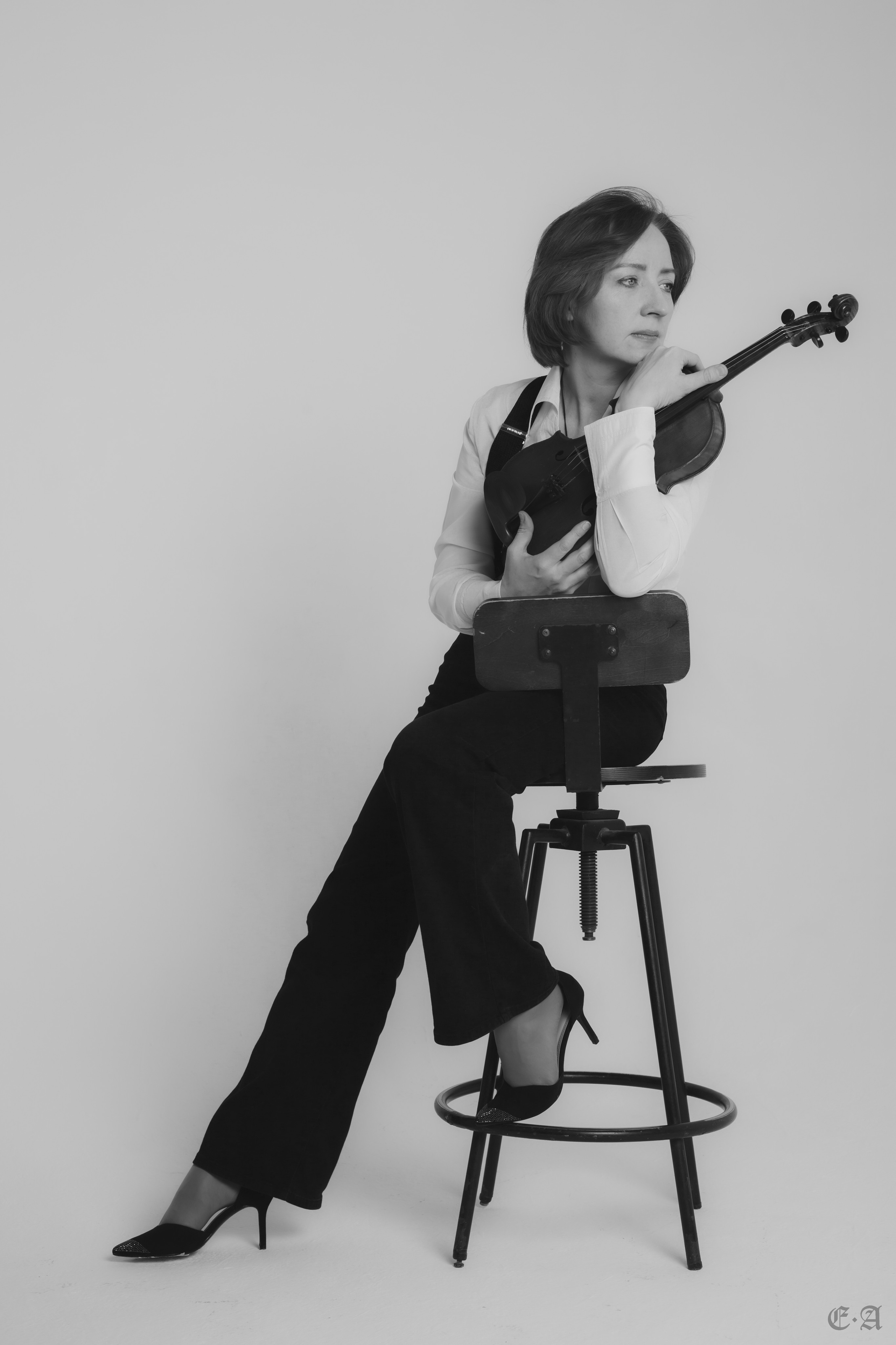 Черно-белая скрипка. Фотограф Ellairen