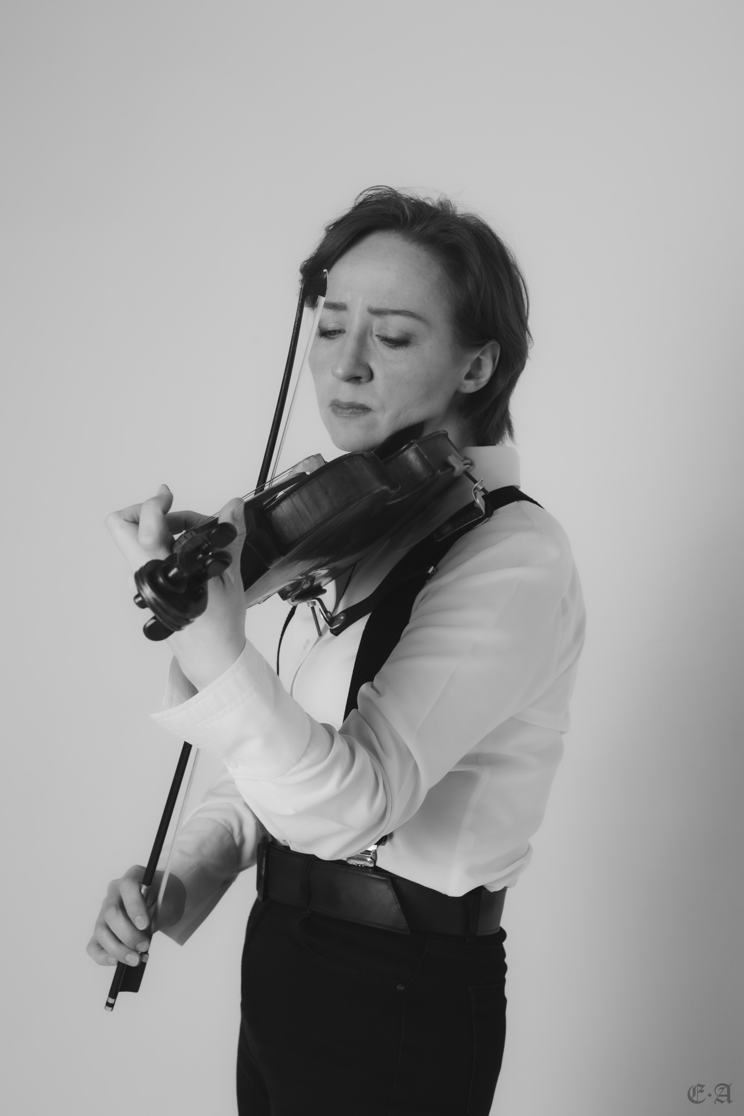 Черно-белая скрипка. Фотограф Ellairen