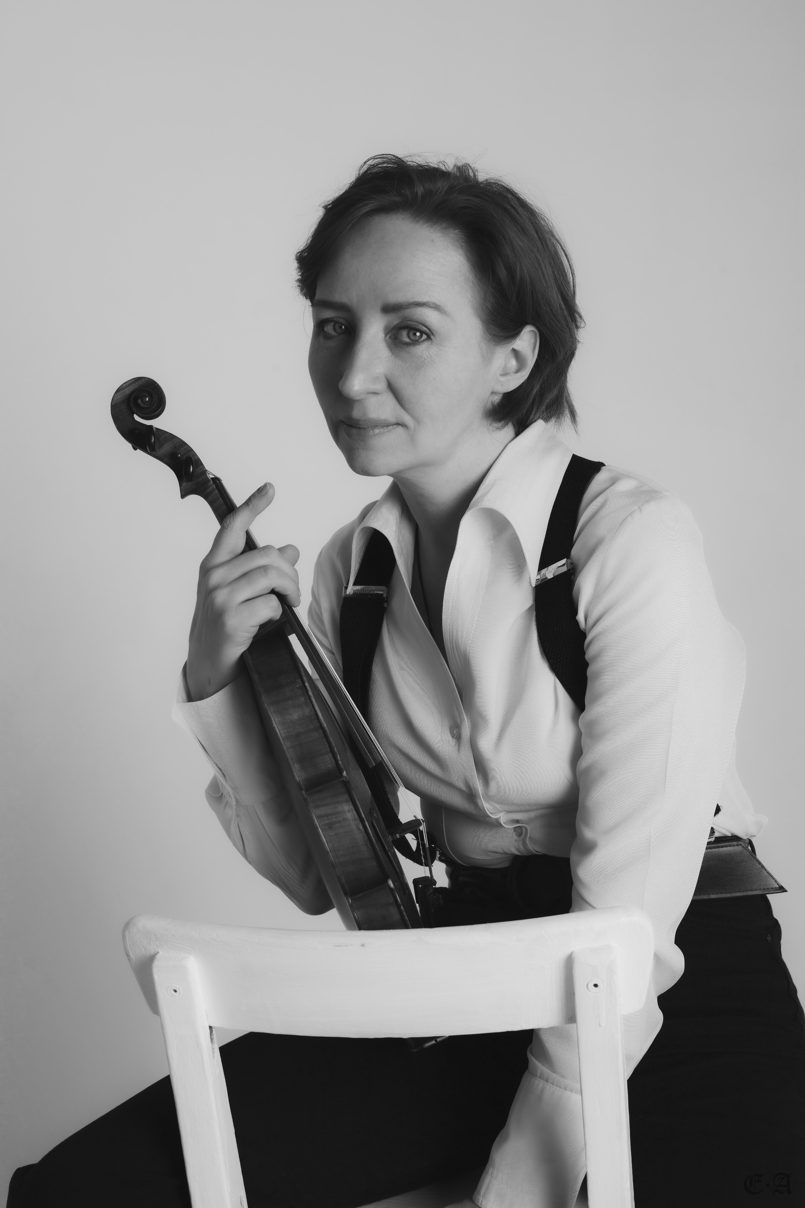 Черно-белая скрипка. Фотограф Ellairen