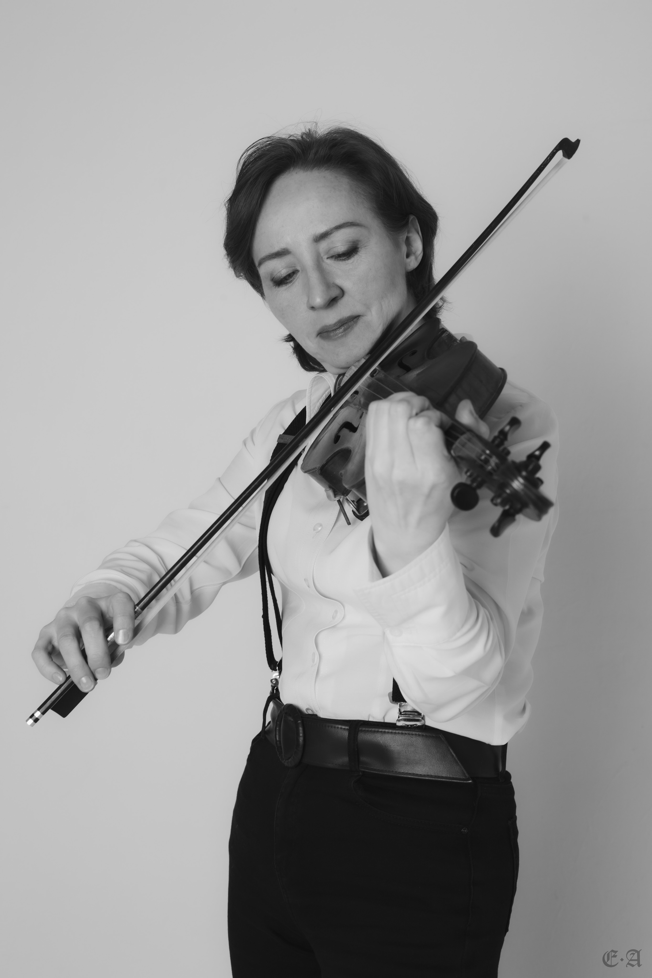 Черно-белая скрипка. Фотограф Ellairen