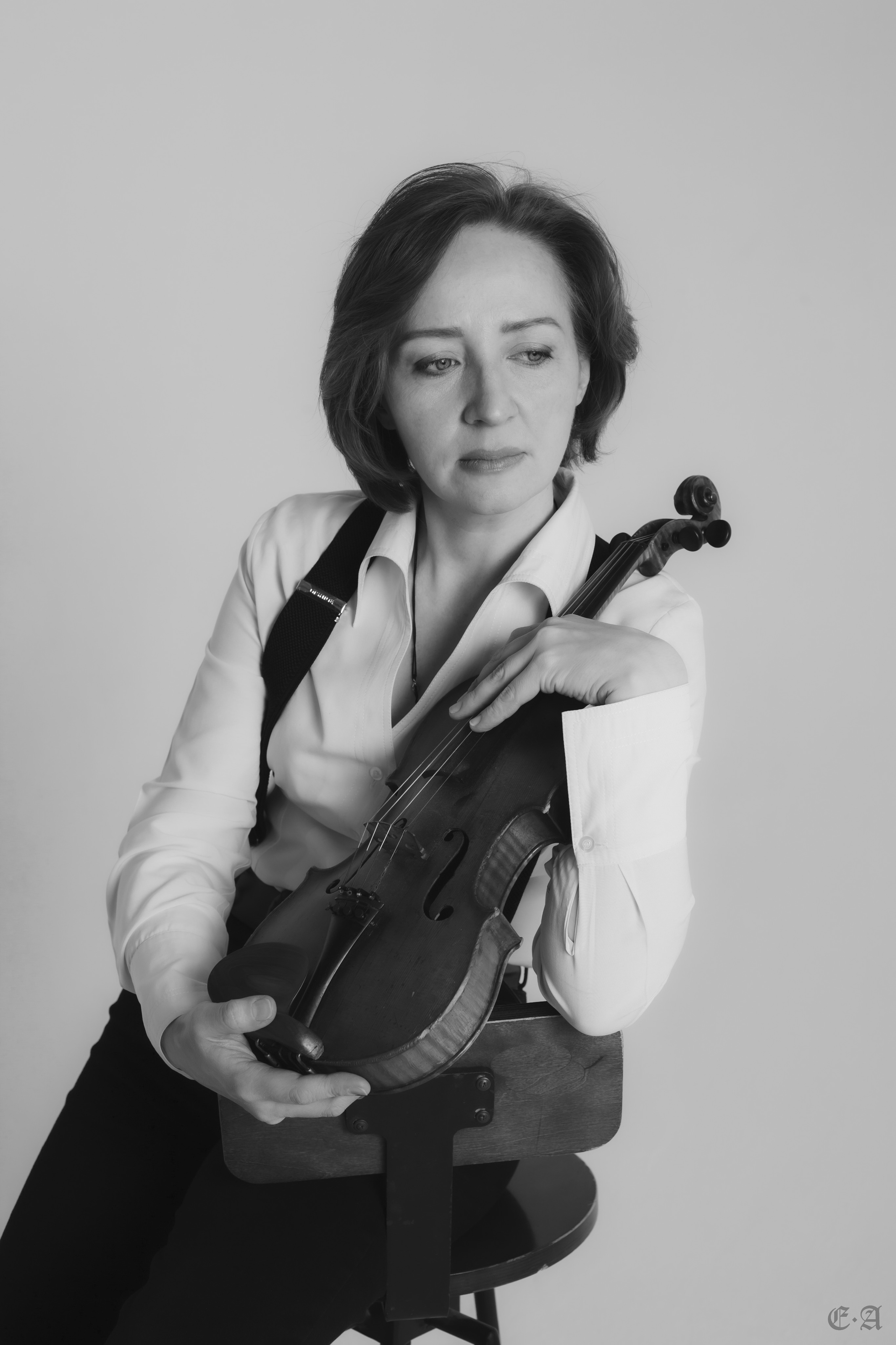 Черно-белая скрипка. Фотограф Ellairen