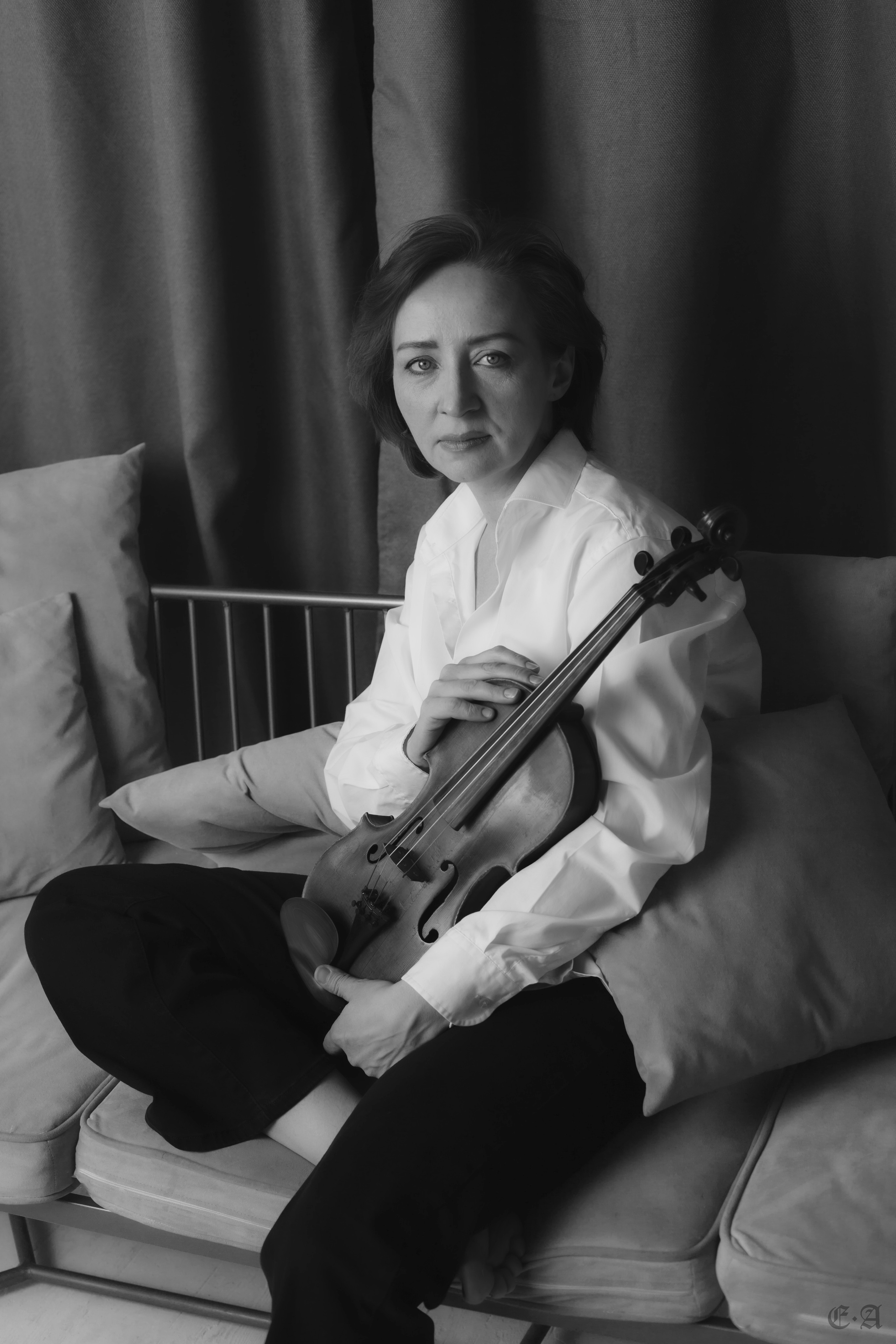 Черно-белая скрипка. Фотограф Ellairen