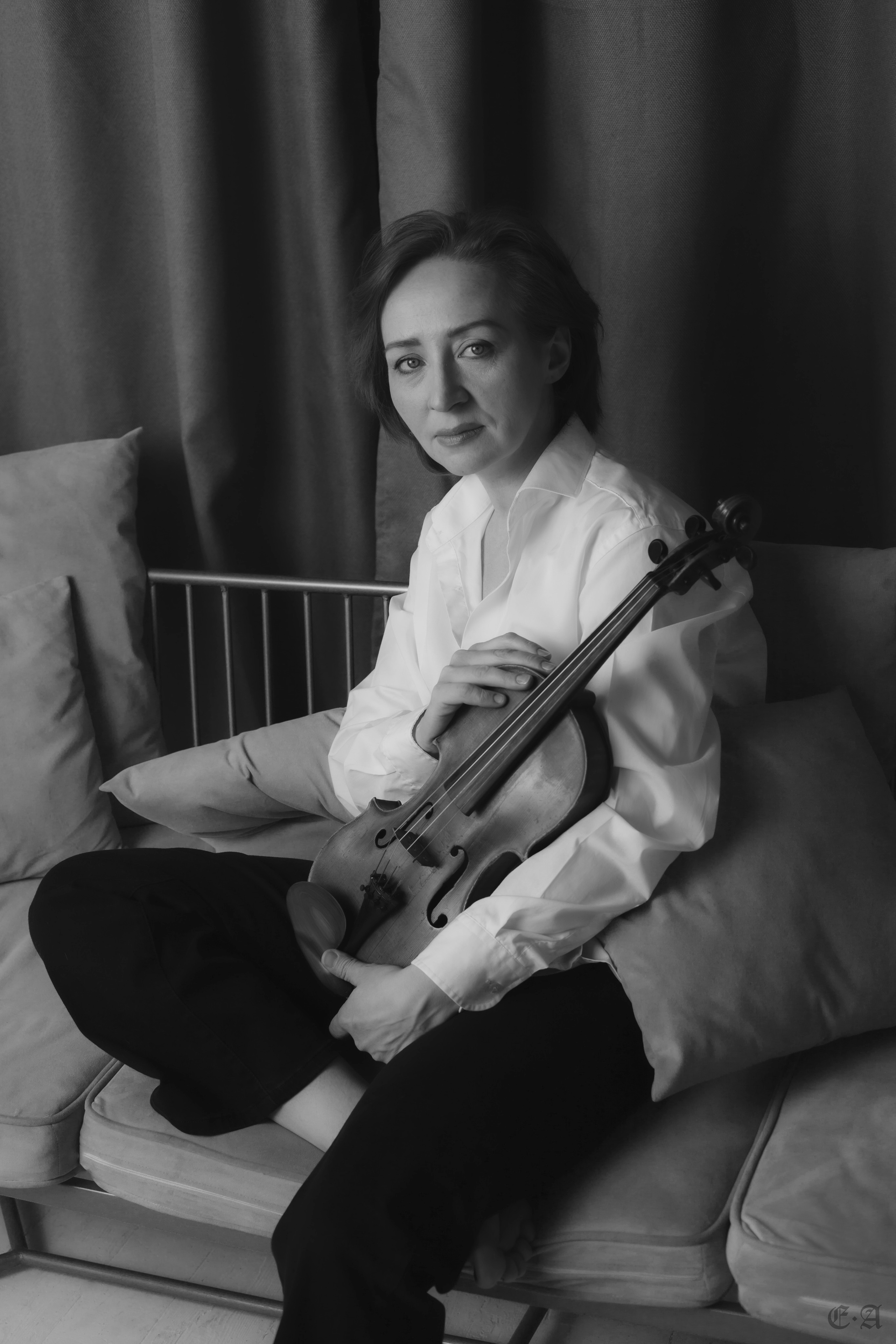 Черно-белая скрипка. Фотограф Ellairen