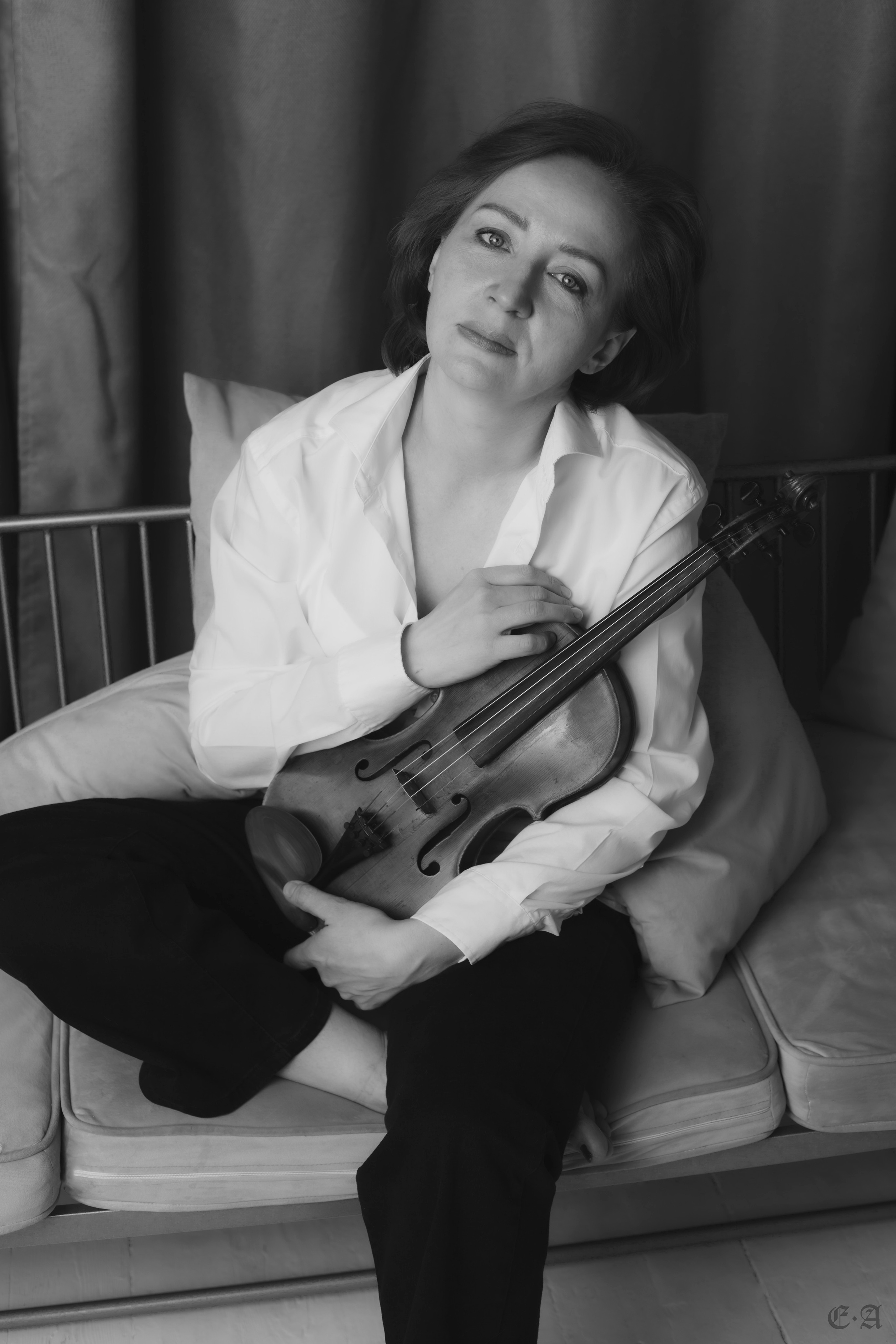 Черно-белая скрипка. Фотограф Ellairen