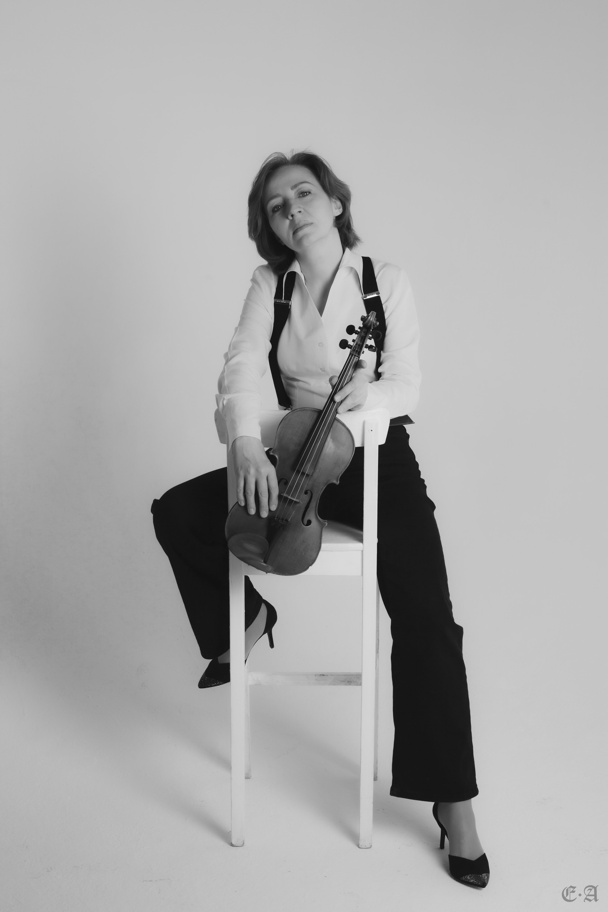 Черно-белая скрипка. Фотограф Ellairen