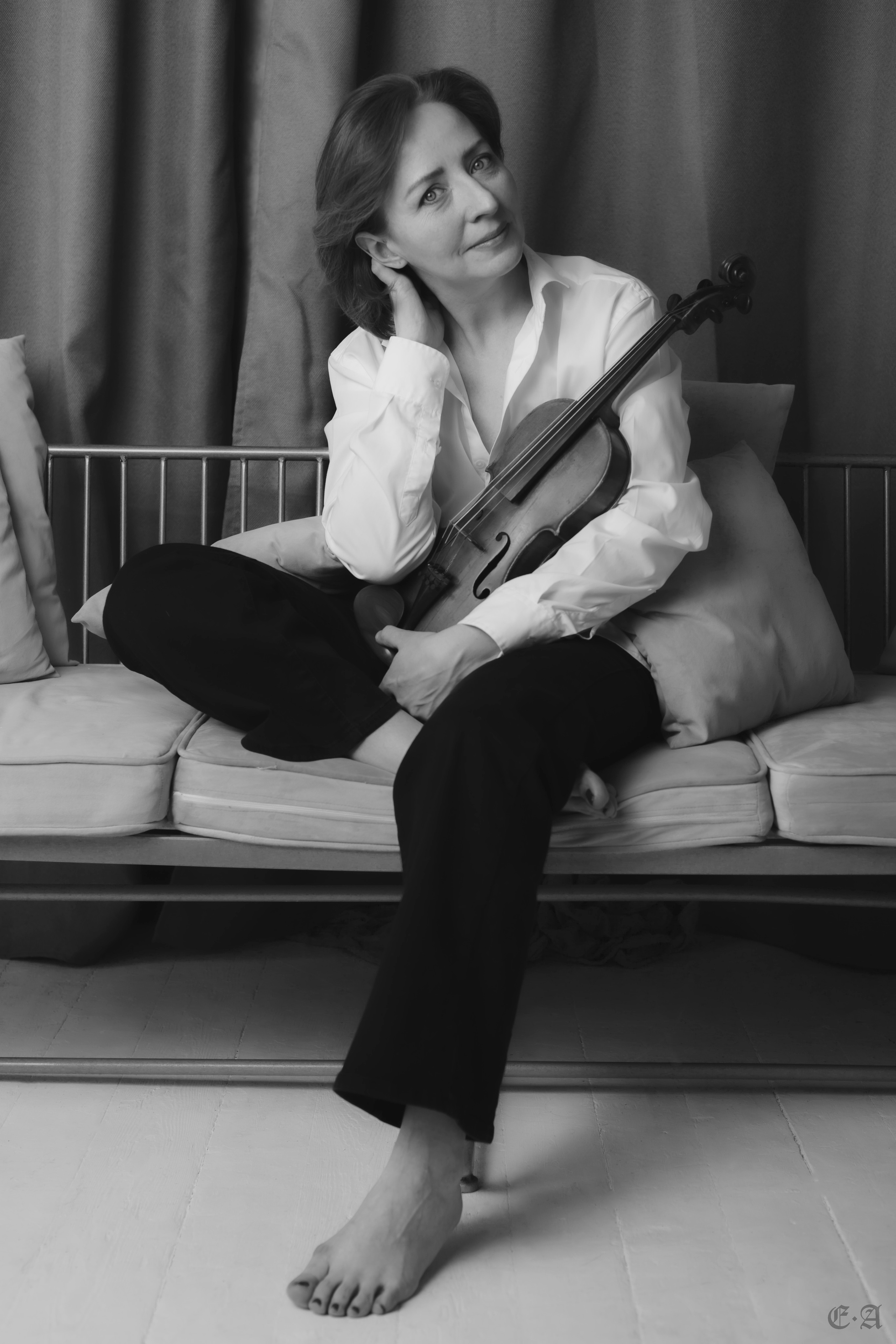 Черно-белая скрипка. Фотограф Ellairen
