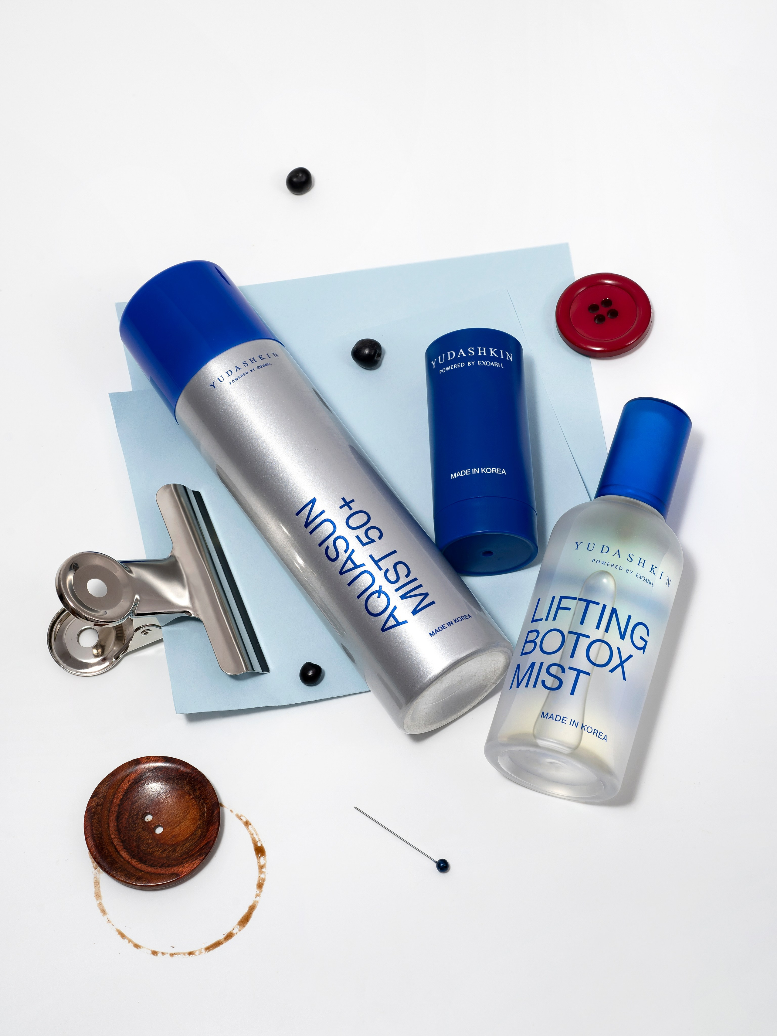 alt="фотосъемка косметики в современном натюрморте в синих тонах"