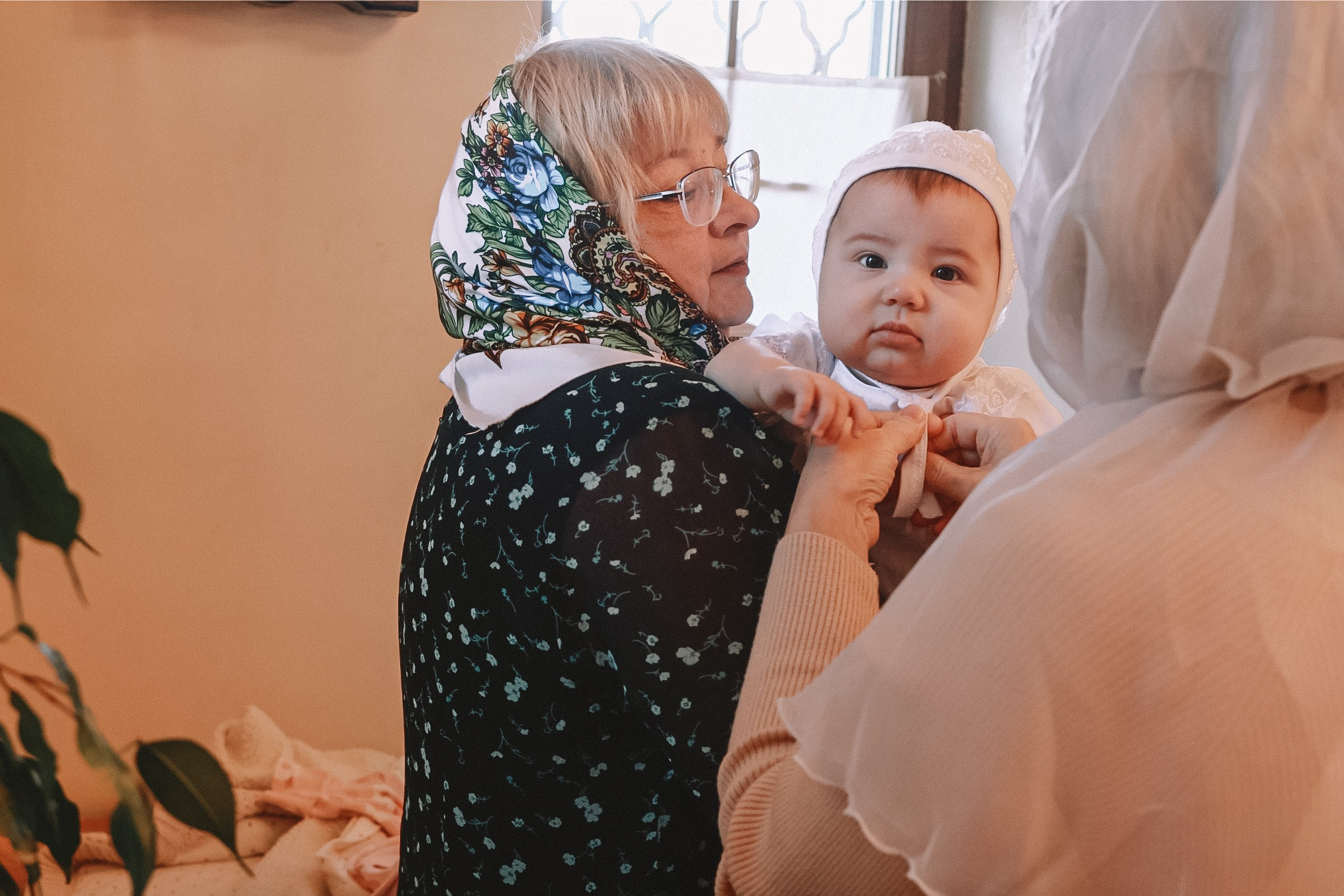 Крещение круглая церковь. Семейный фотограф Тюмень, фотограф на роды Салмина Мария