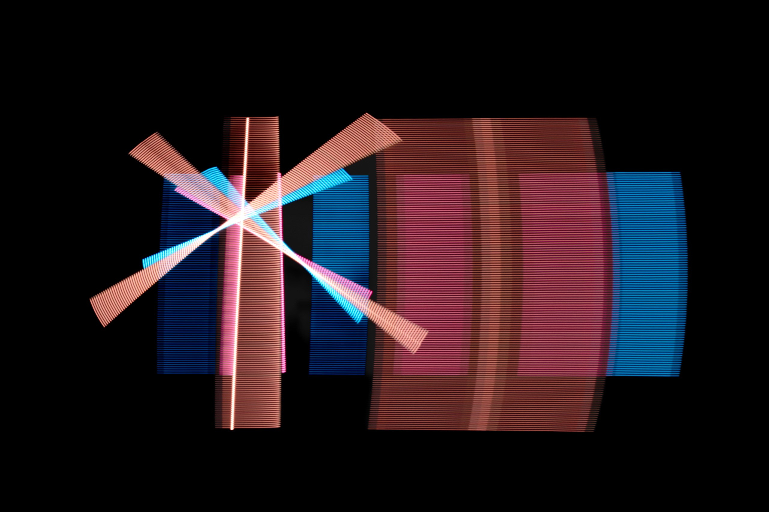 Рисование светом. Скульптуры из воды Сергея Толмачева