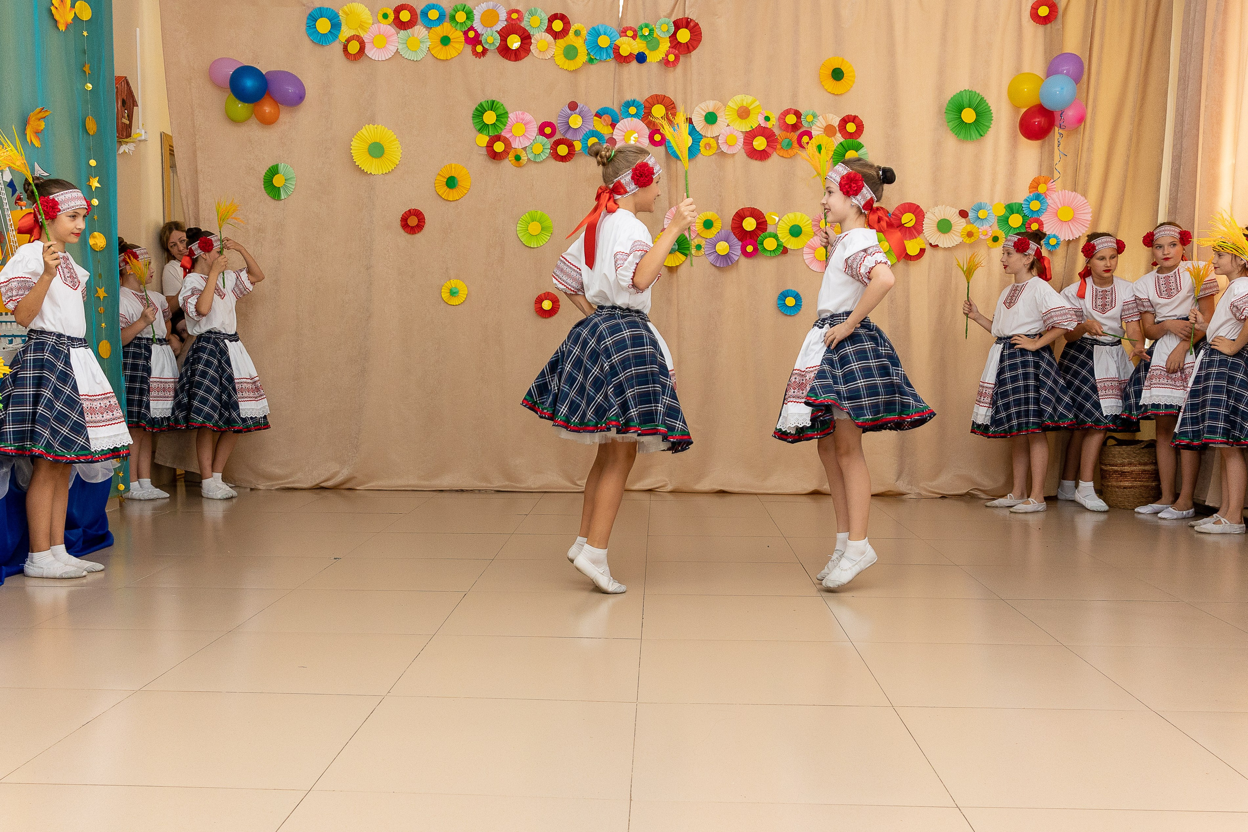 Выступление танцевального коллектива Браво. Выпускные альбомы во Владивостоке