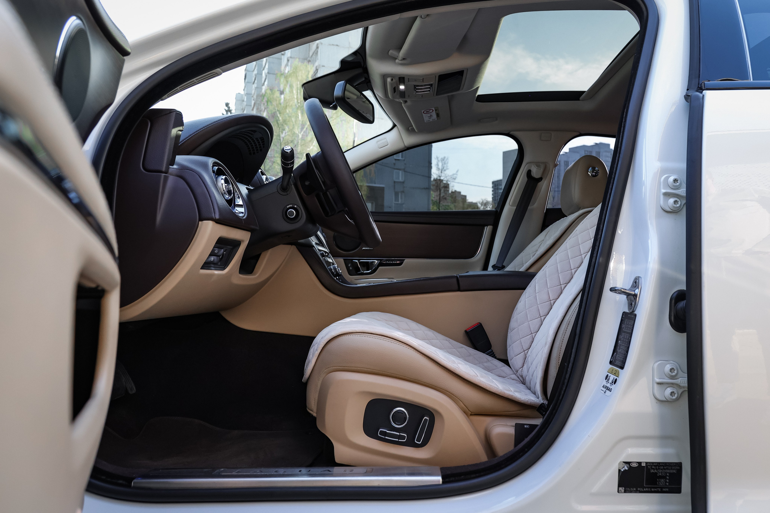 2017 JAGUAR XJ. Mixturecaptures