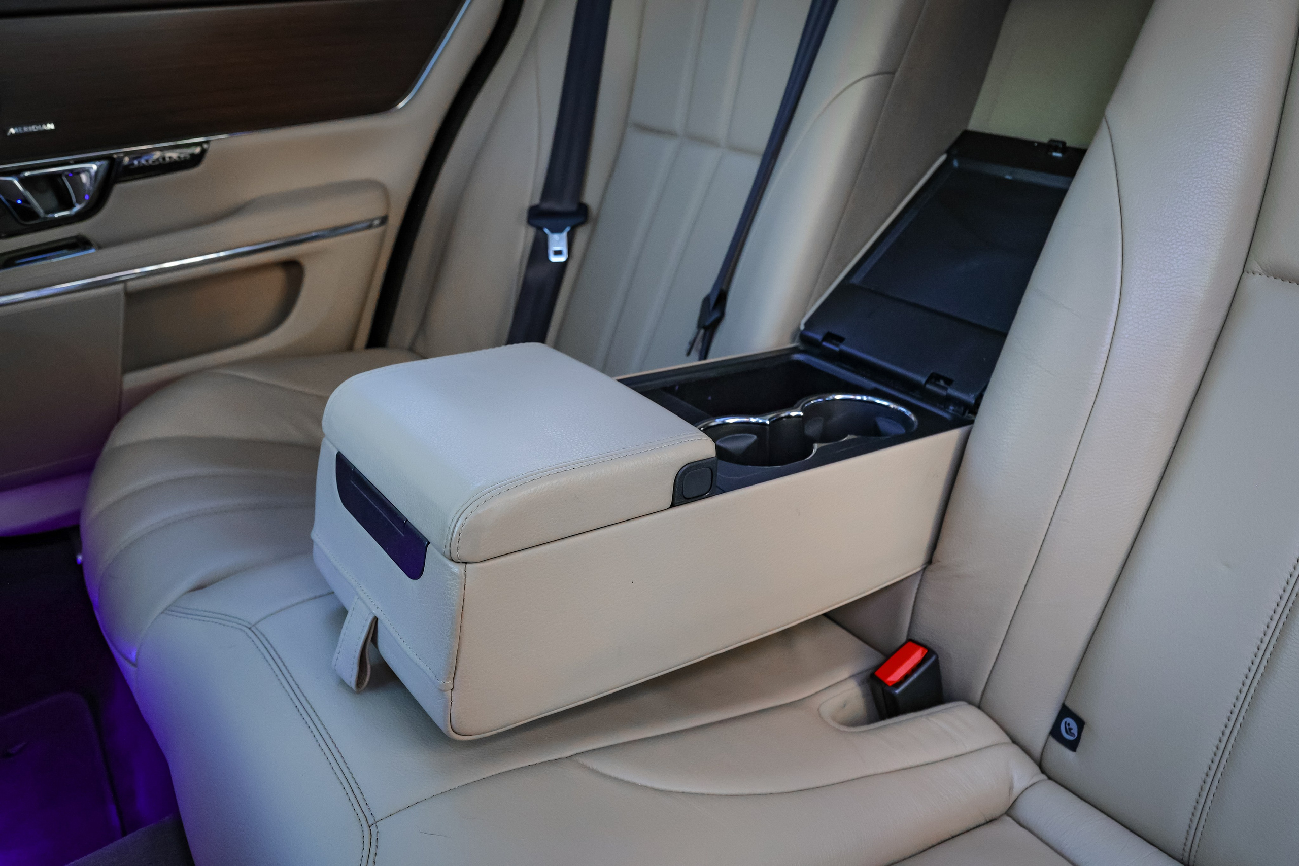 2017 JAGUAR XJ. Mixturecaptures