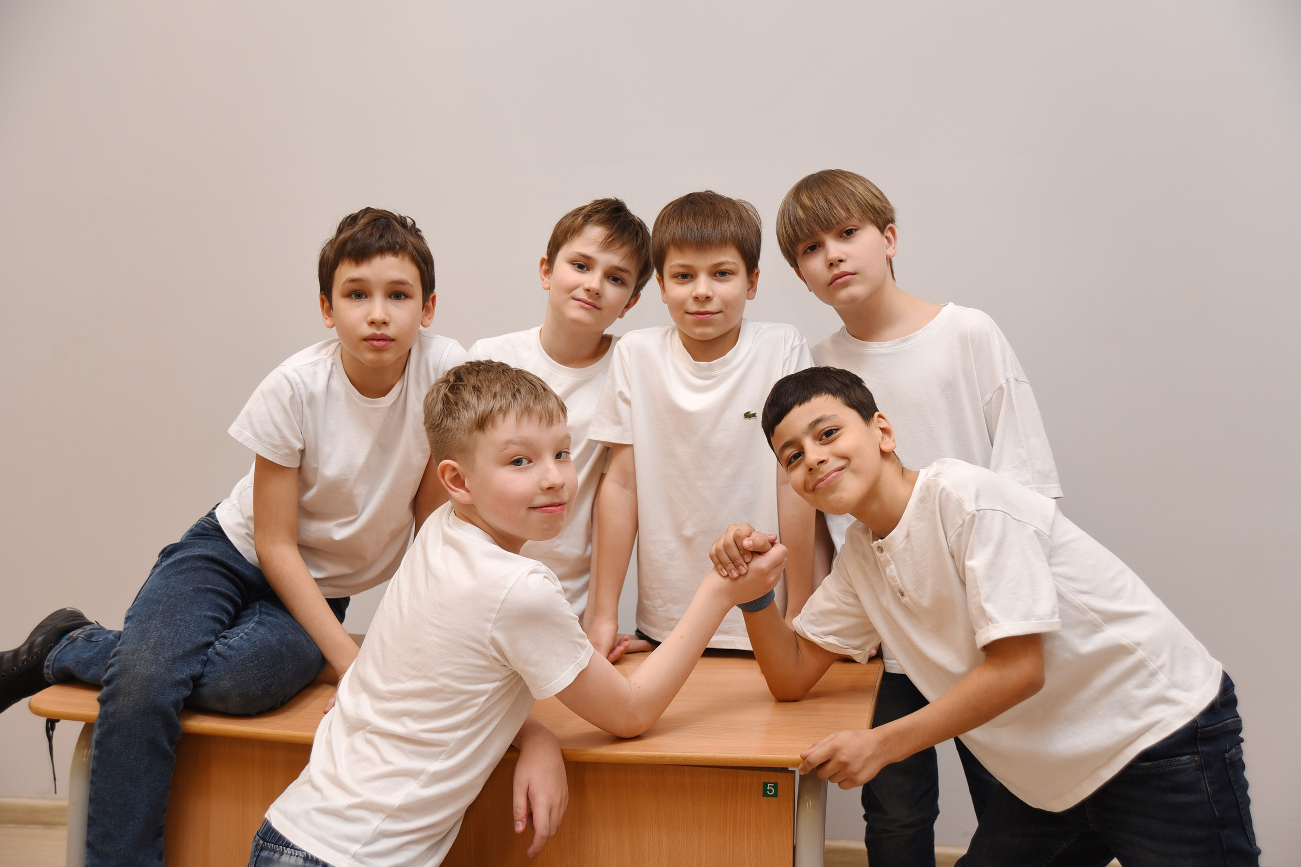 Фотоальбомы для средней и младшей школы. Стильные выпускные альбомы, детские фотосессии, сюжетные фотографии