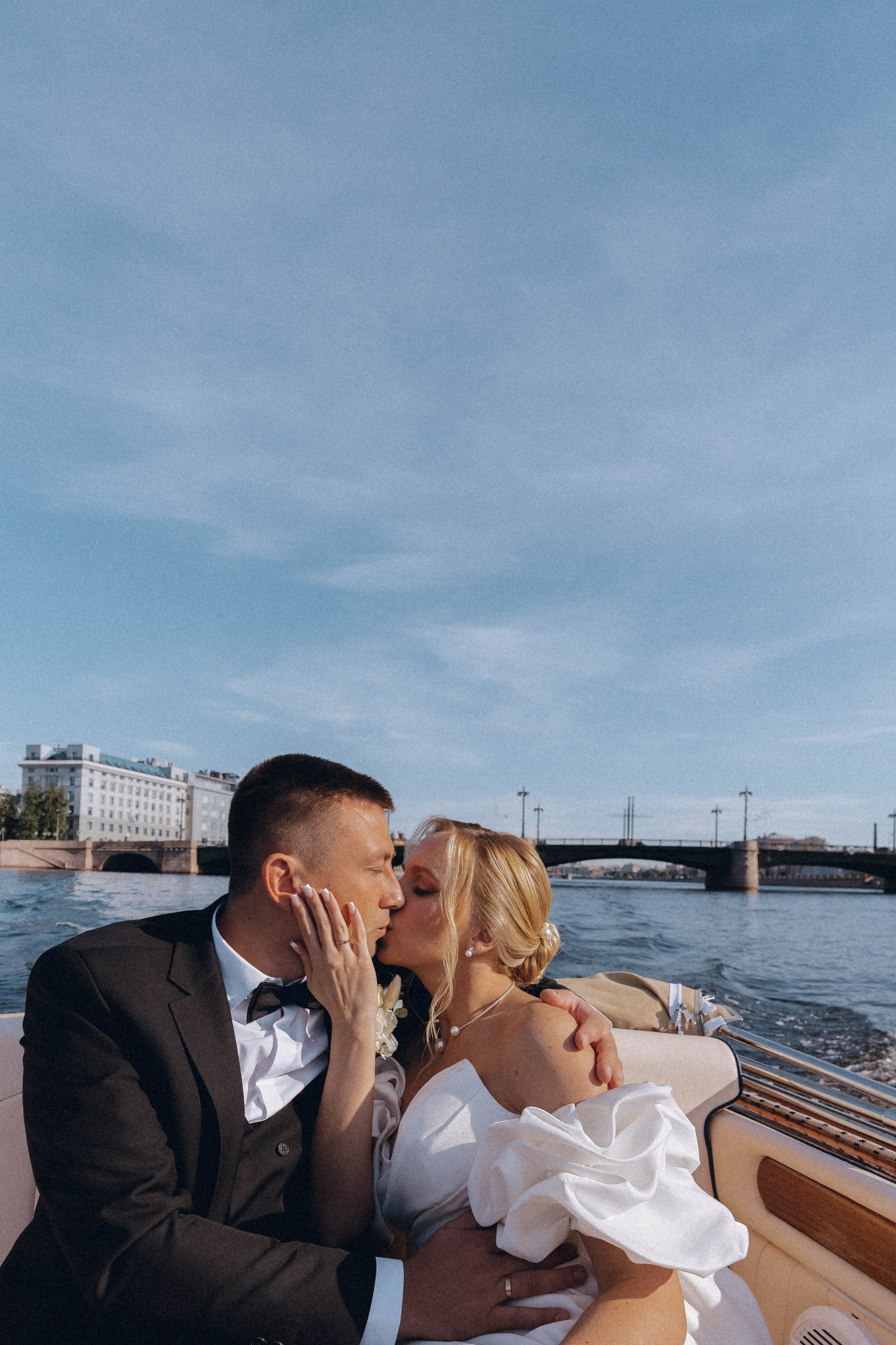 СВАДЕНБНАЯ СЬЕМКА НА КАТЕРЕ ПО КАНАЛАМ САНКТ-ПЕТЕРБУРГА И В АКВАТОРИИ НЕВЫ. Профессиональный фотограф, Санкт-Петербург — Виктория Богомолова