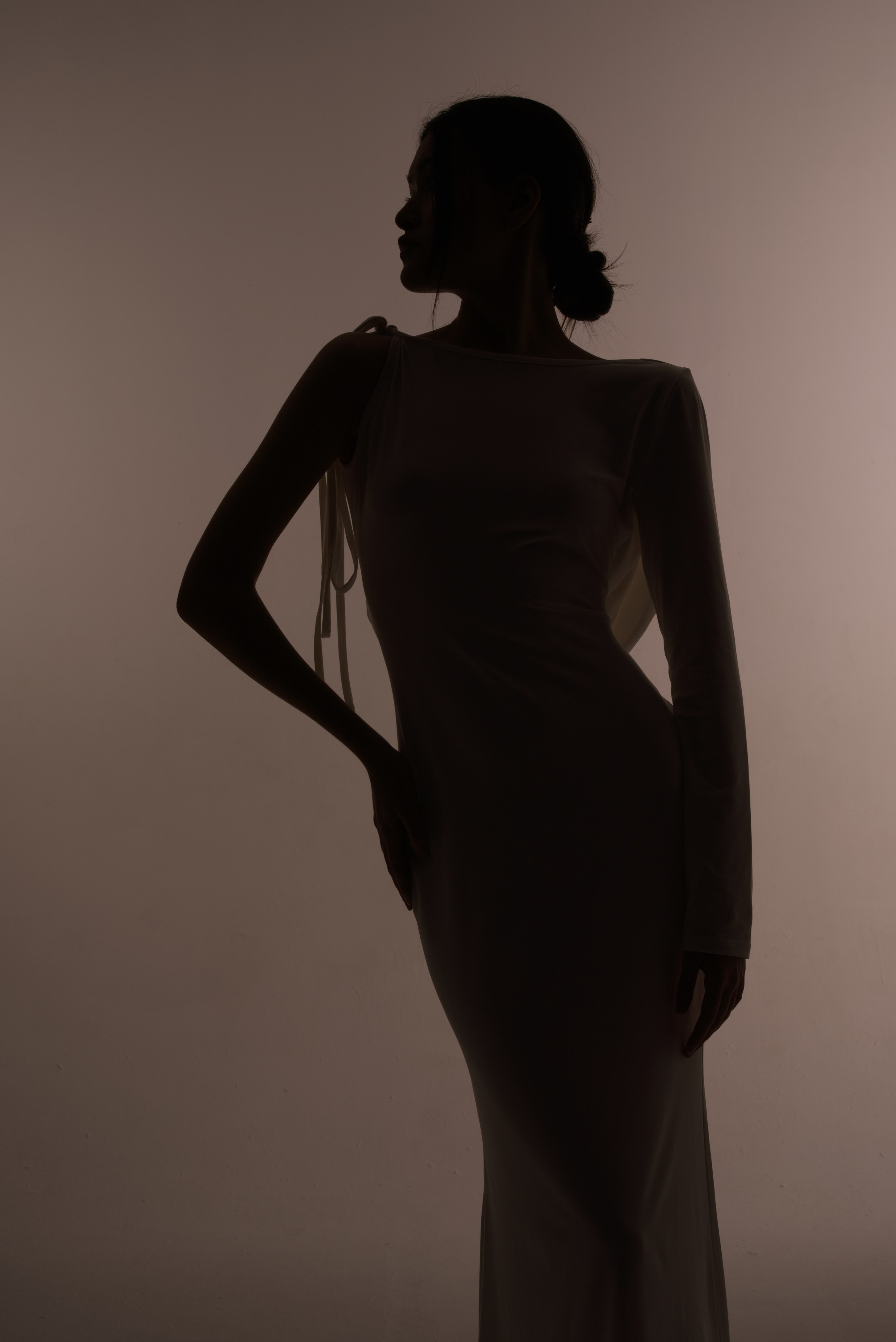 Силуэт на белом со вспышкой. Мир глазами Саши Д