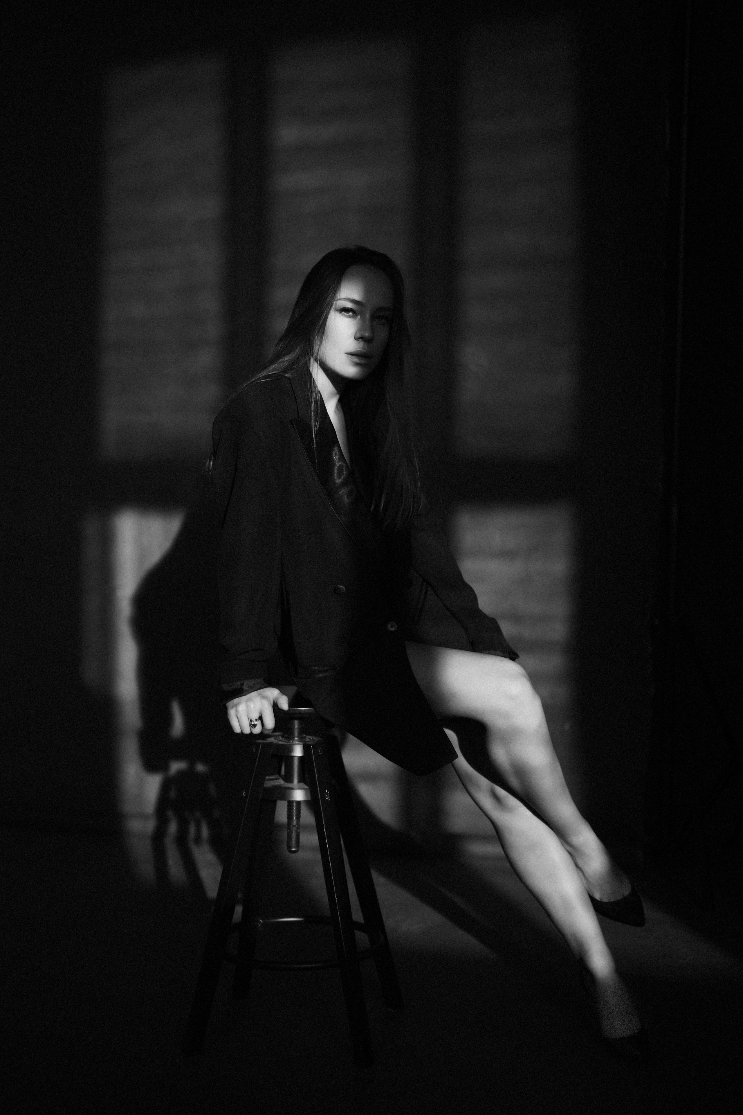 Черно-белая фотосессия в темной студии для Леры. Репортажный и женский фотограф в Новосибирске