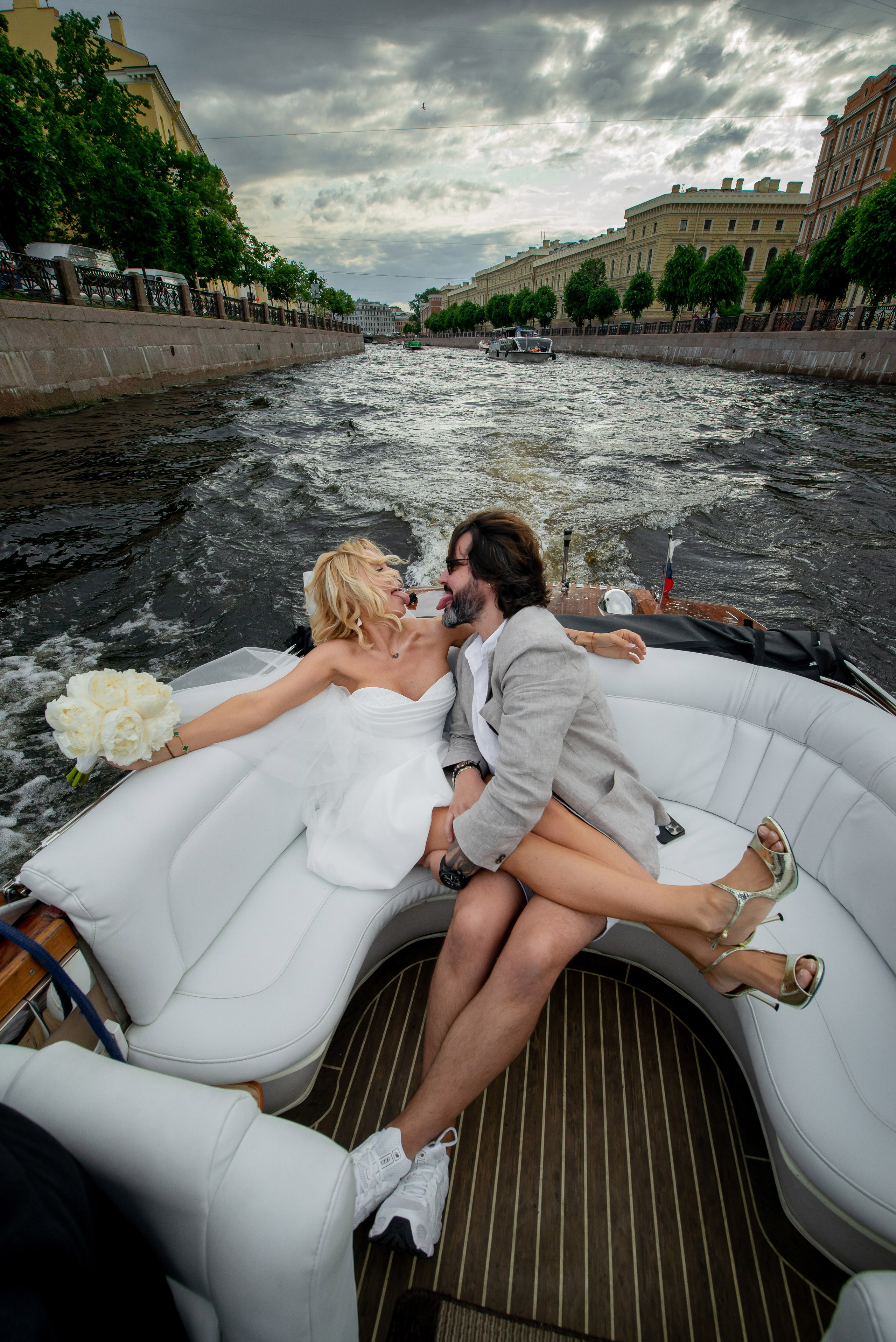 Юлия и Павел (сборы невесты, Невская ратуша, красный Buick, прогулка по рекам на катере). Портретный, семейный и свадебный фотограф в Санкт-Петербурге и в Пушкине Ширяев Денис