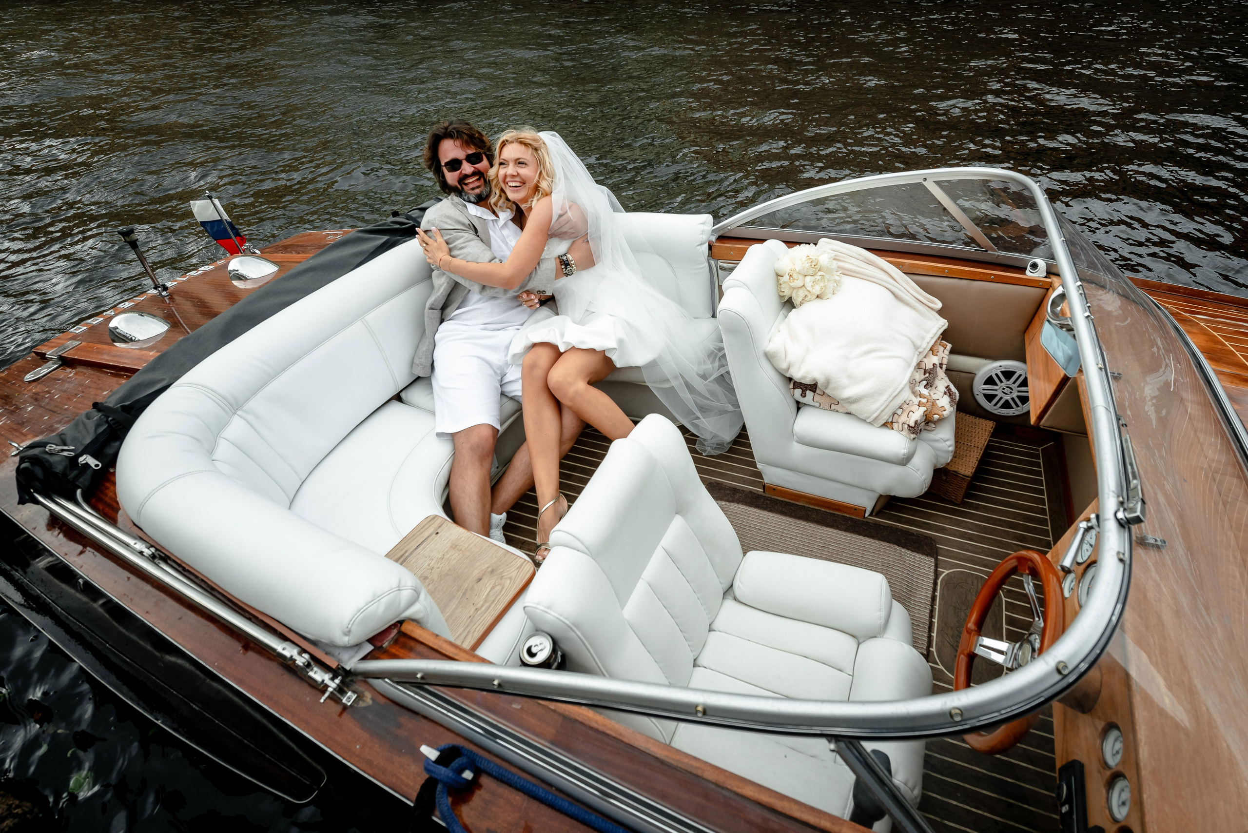 Юлия и Павел (сборы невесты, Невская ратуша, красный Buick, прогулка по рекам на катере). Портретный, семейный и свадебный фотограф в Санкт-Петербурге и в Пушкине Ширяев Денис