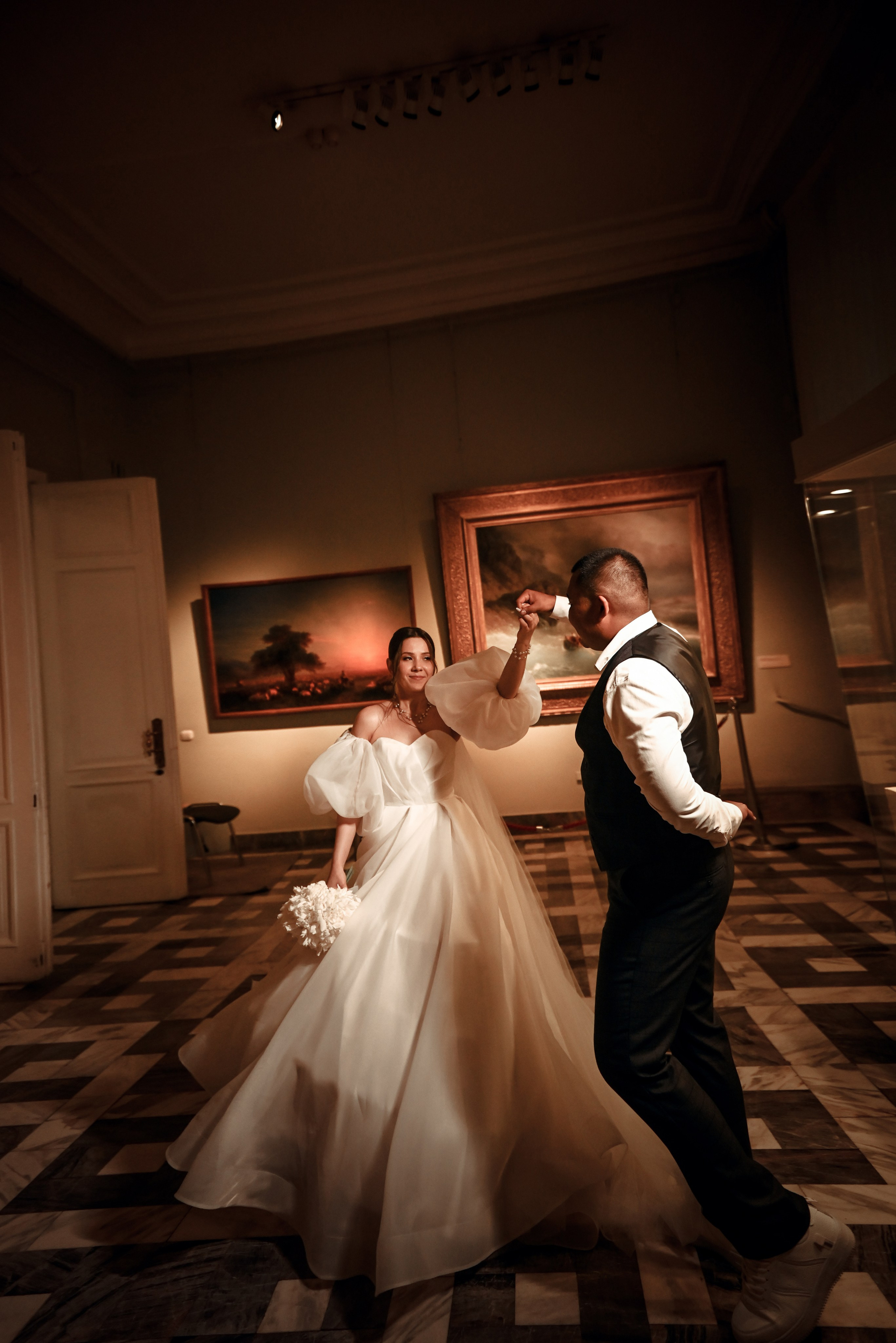 Небольшая свадебная серия в музее и прогулкой под дождем Эльмиры и Ризата. Свадебный, семейный, детский, контент фотограф в Омске Максим Ильин