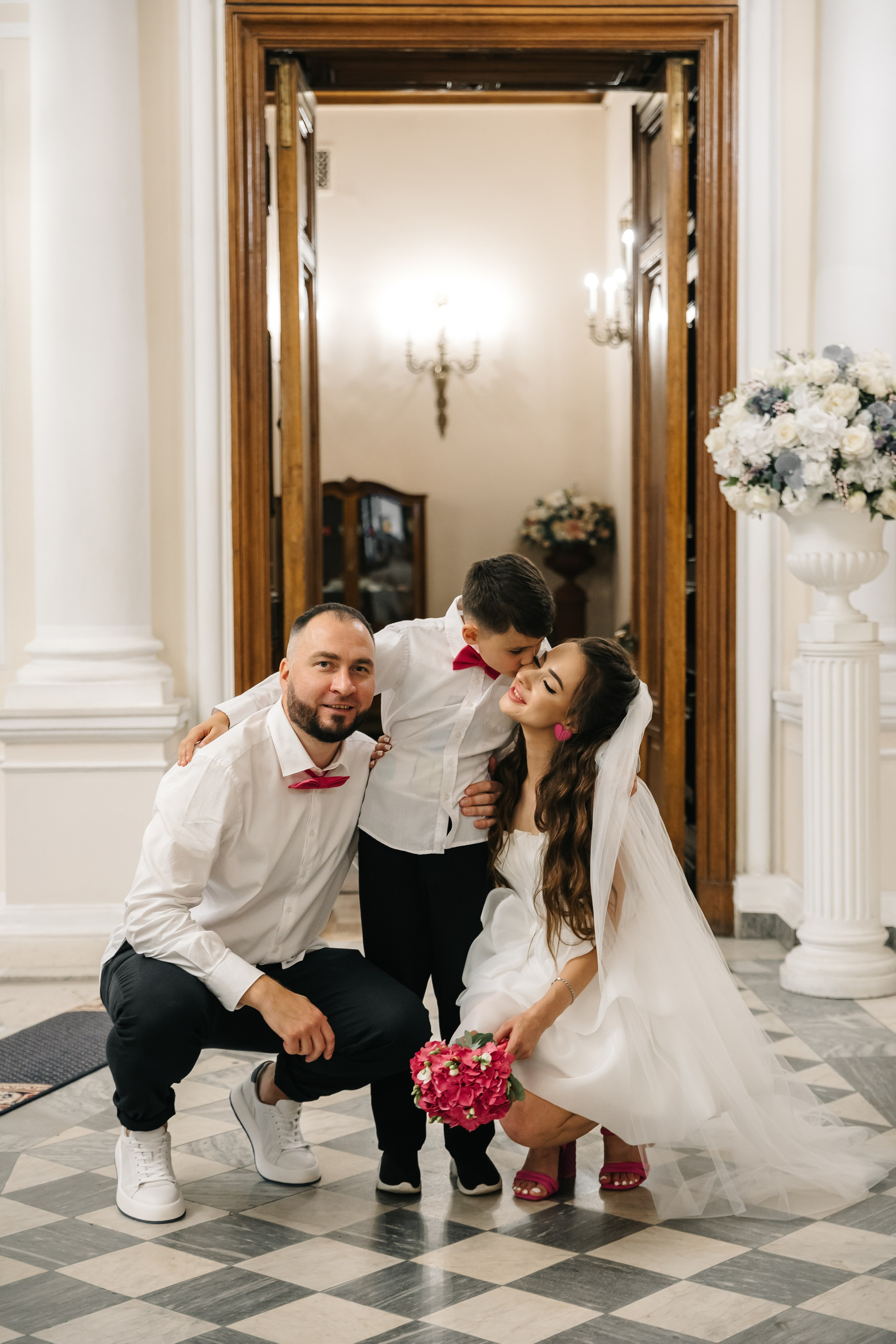 ДВОРЕЦ № 2 | Июль, кабриолет, академия Штиглица. Свадебный фотограф в Санкт-Петербурге Полина Корзухина