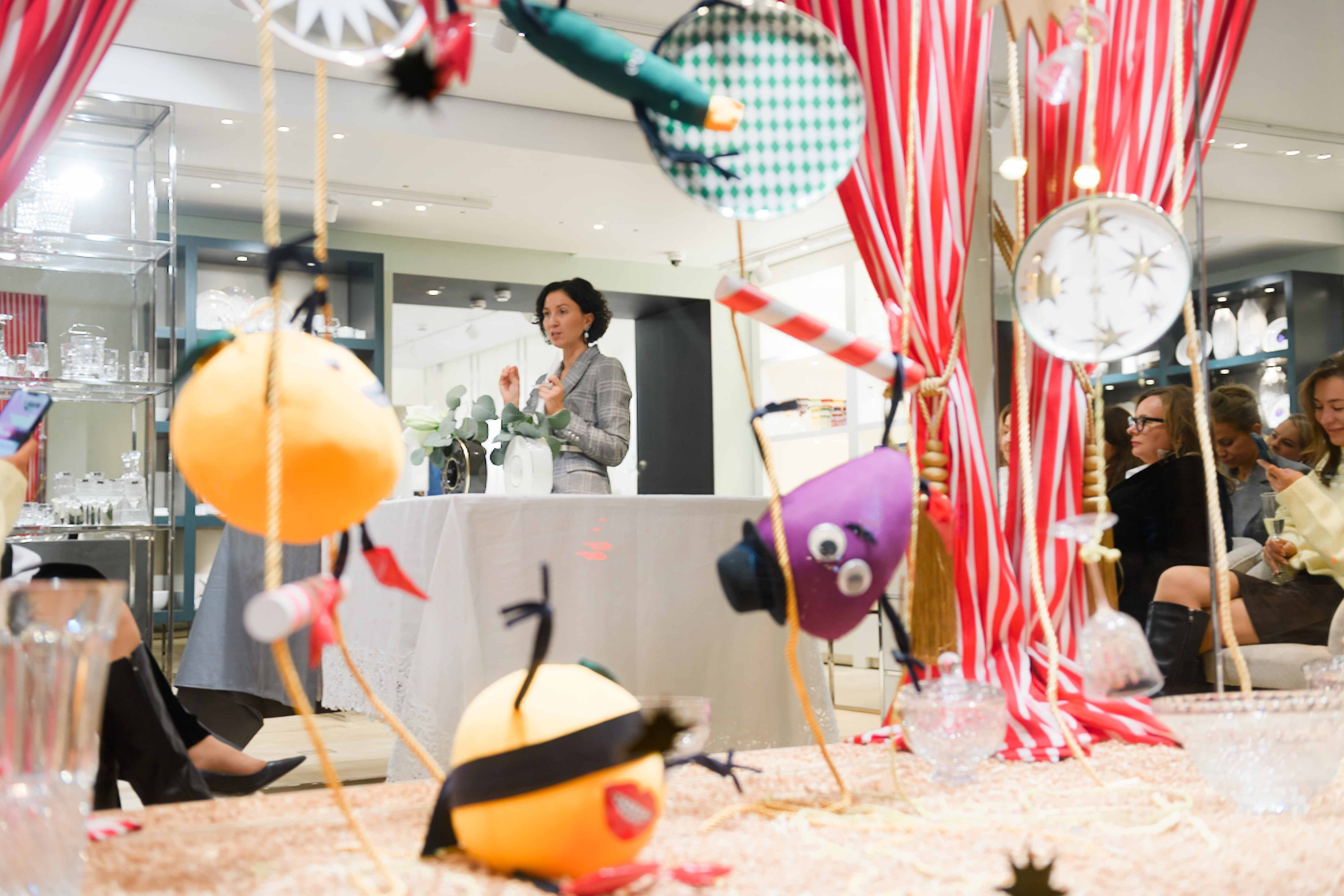 Фотосъёмка лекция по сервировке стола в бутике «Дом фарфора»