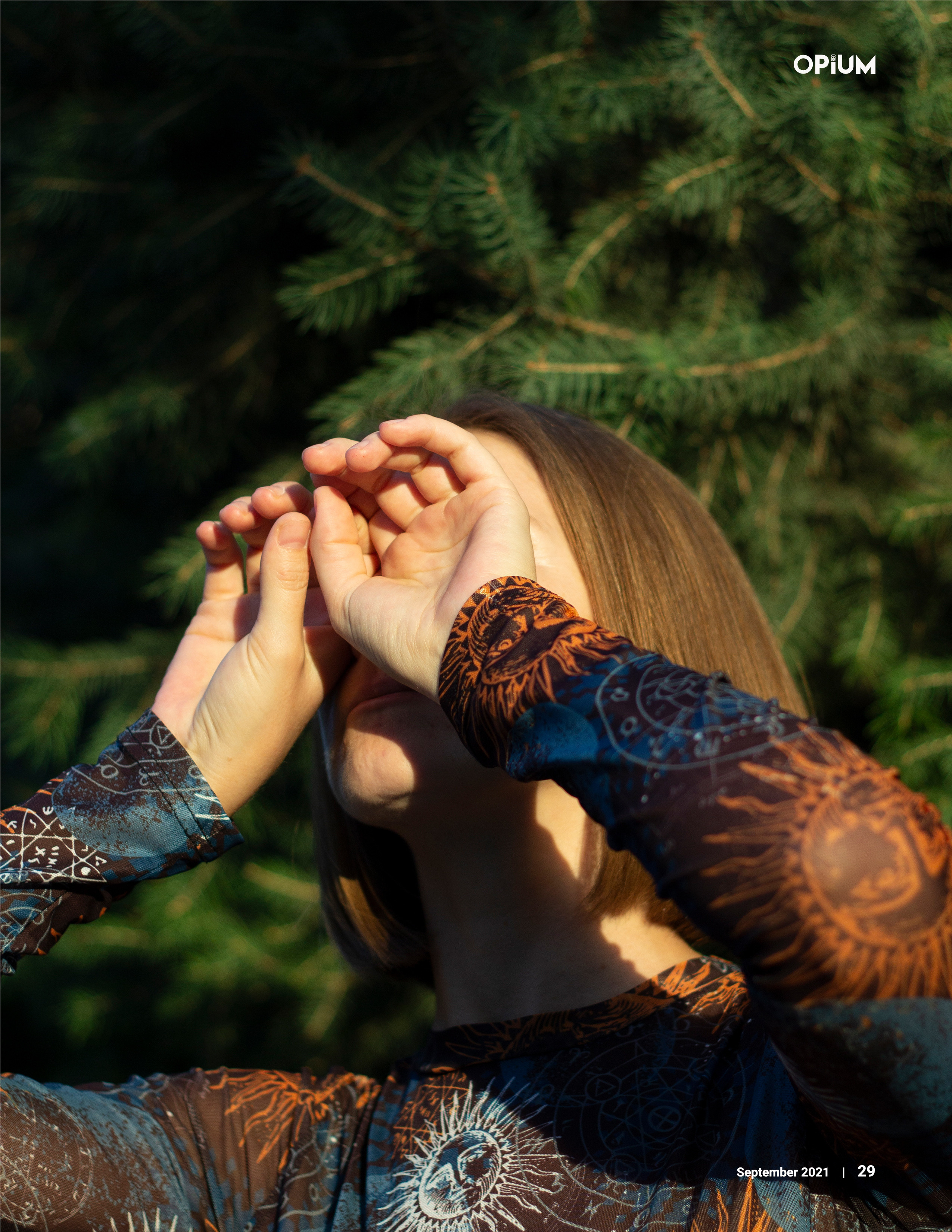 Девушка с каре в закатном солнце трет себе глаза ладонями