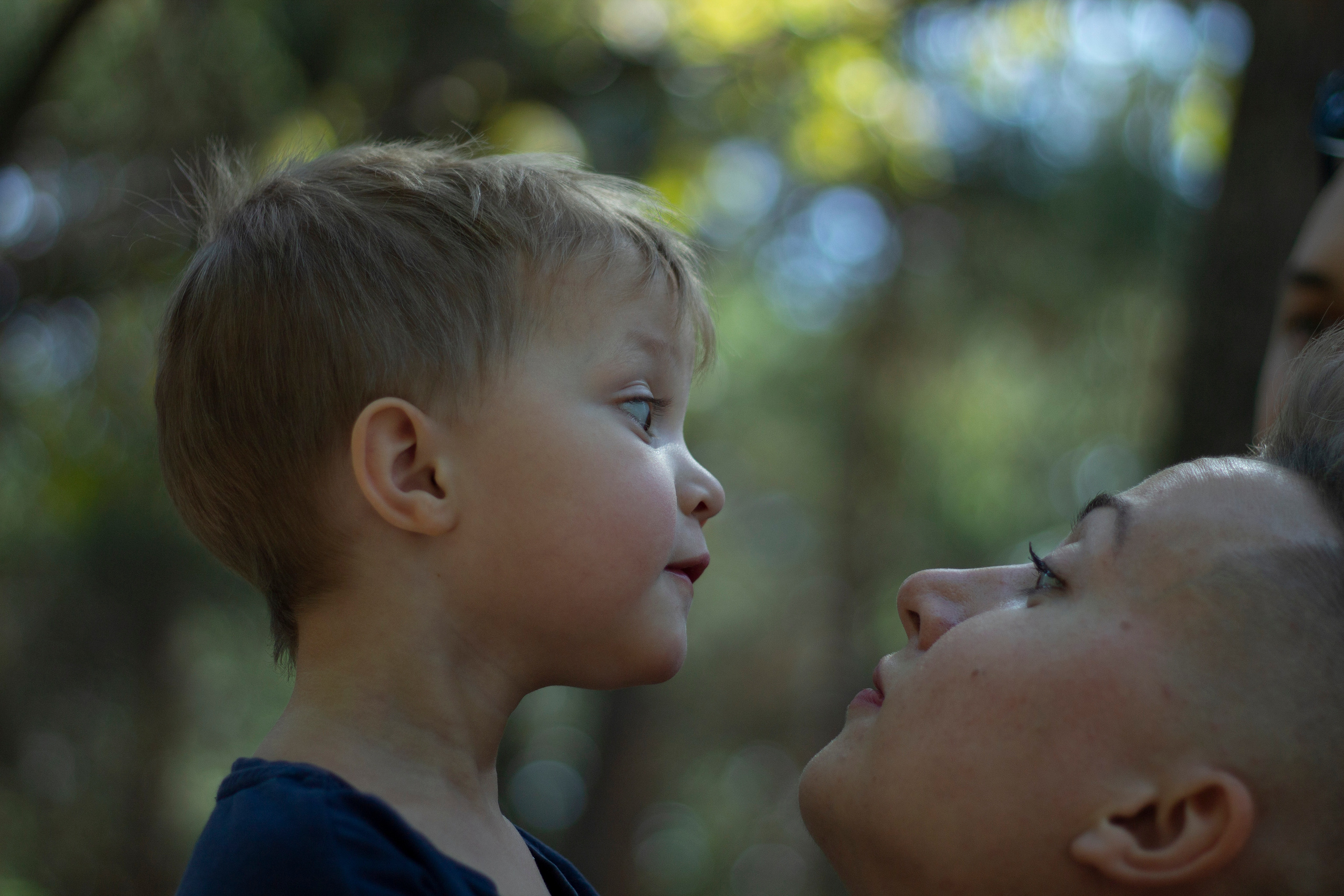 мама подкинула дочь наверх и они смотрят друг на друга