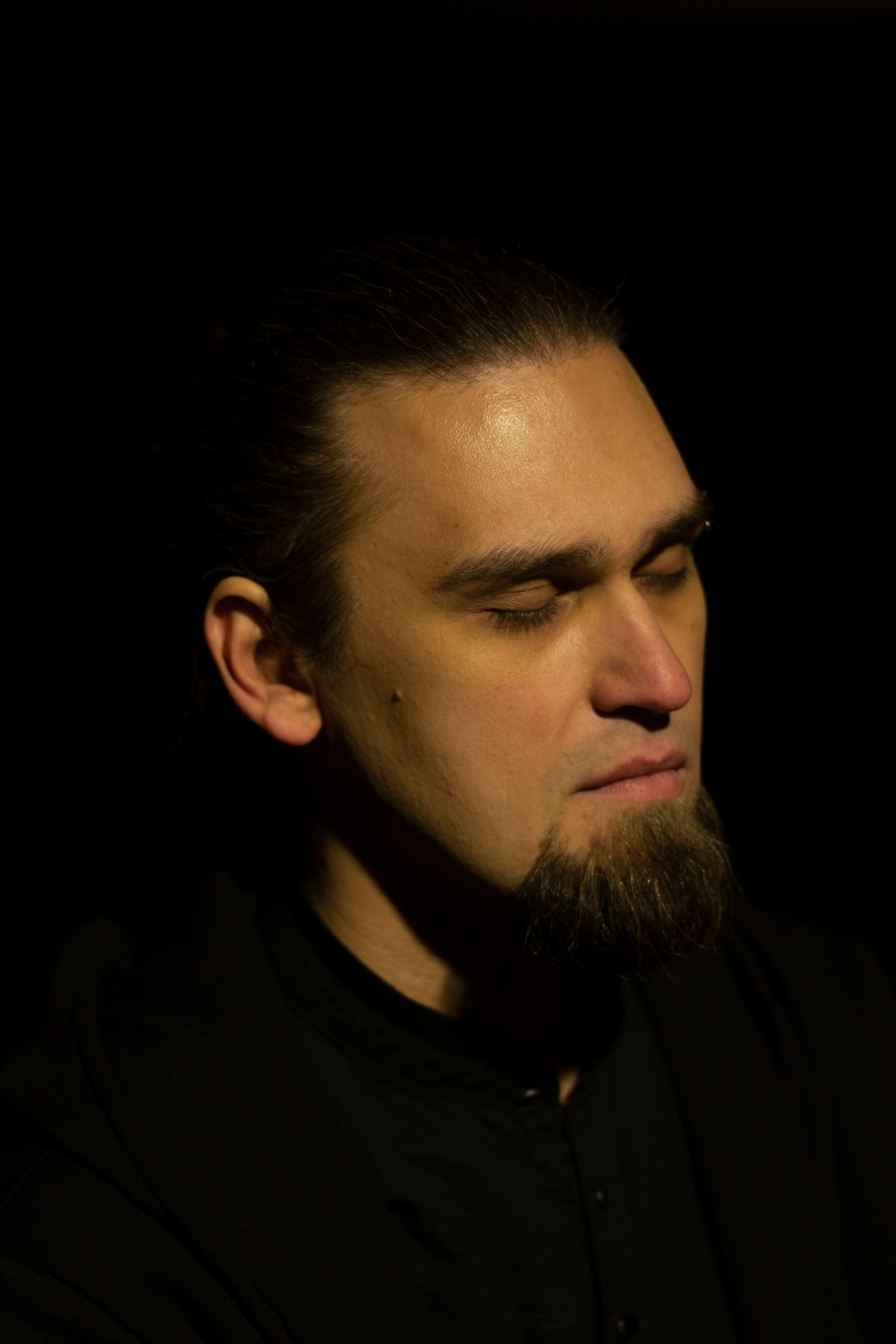 Портрет мужчины в черном в ночном городе