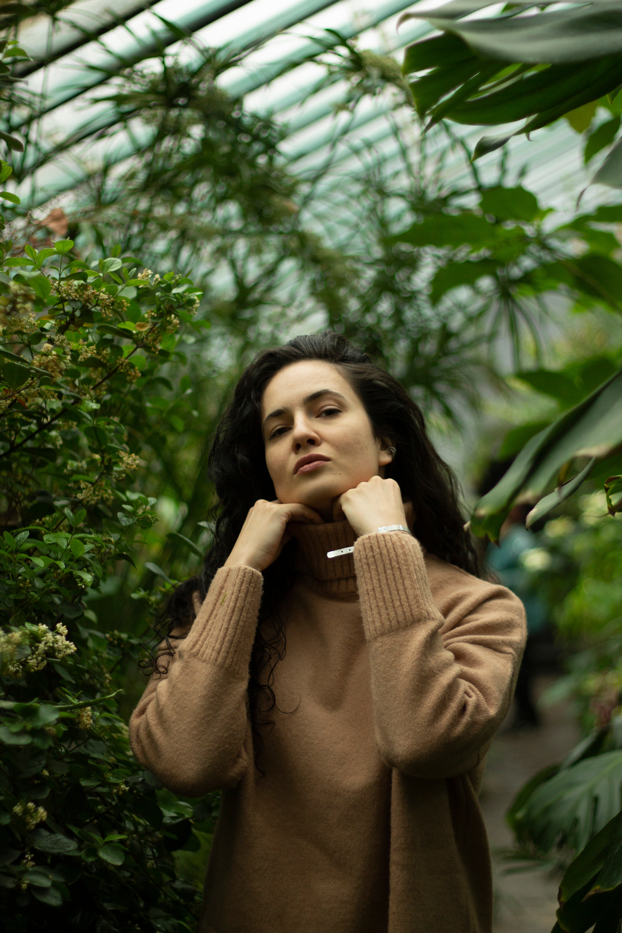 Тропический пафос читается в лице Тани которая стоит в оранжерее