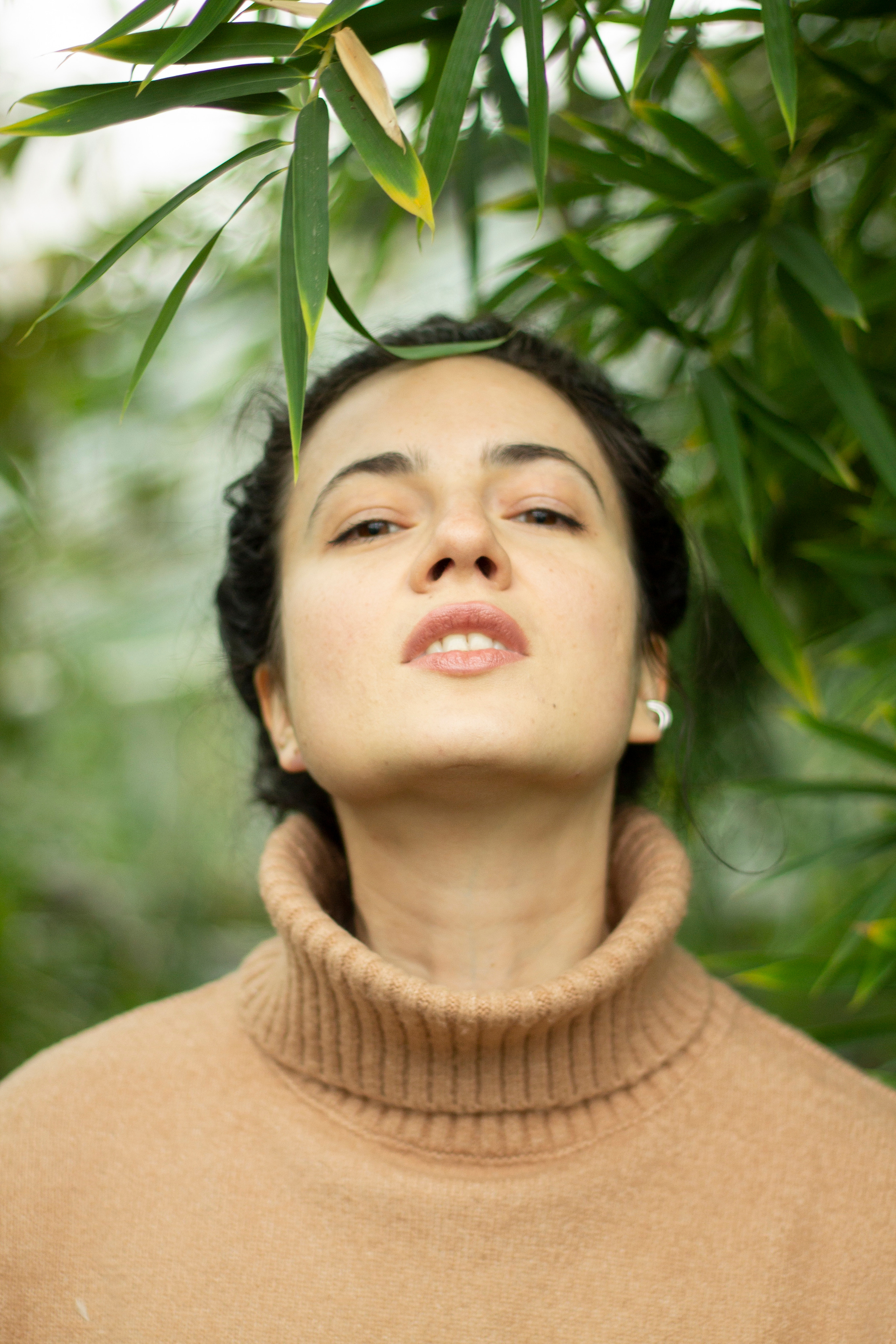 Портрет девушки в свитере с высоким горлом в тропиках