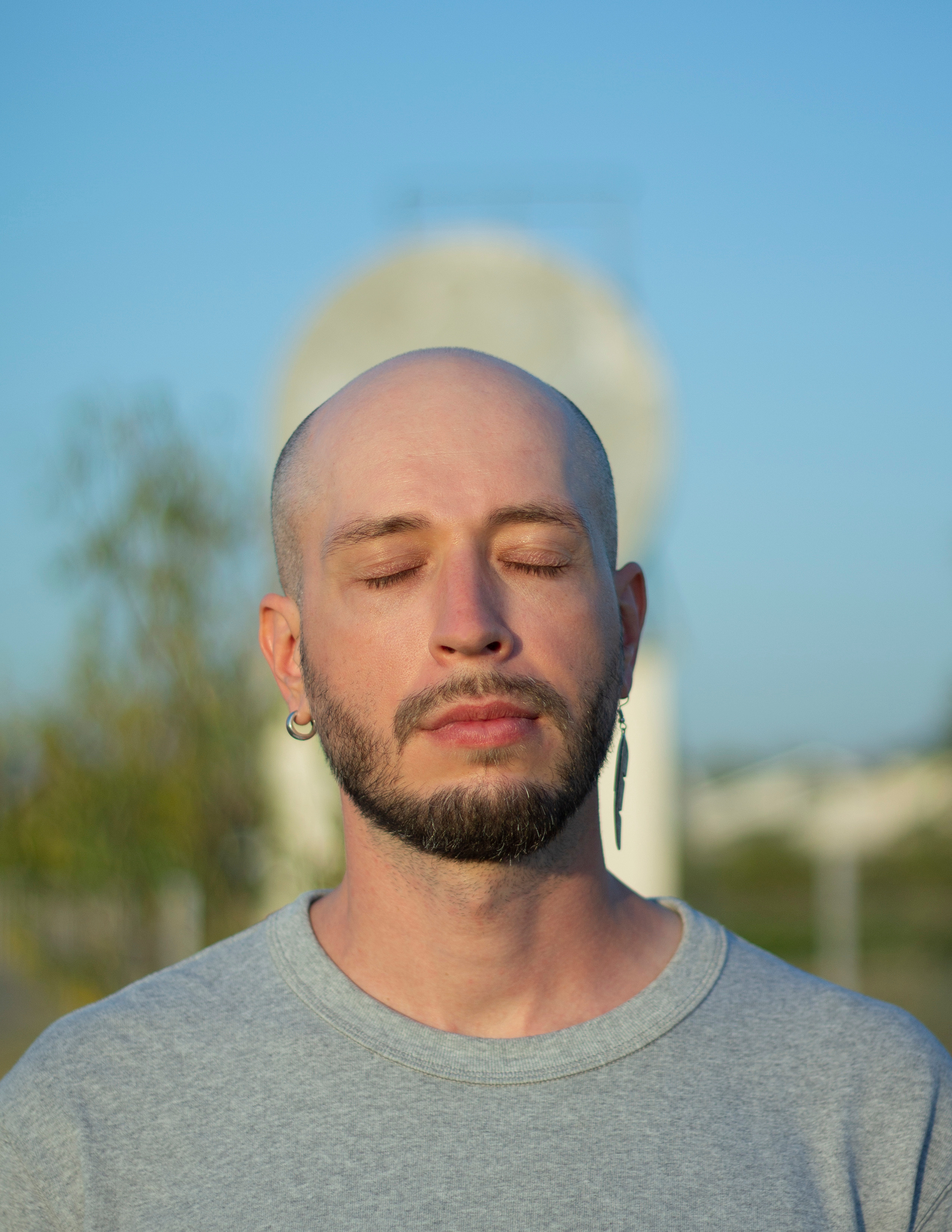 Портрет святого парня с бородой на фоне голубого неба 