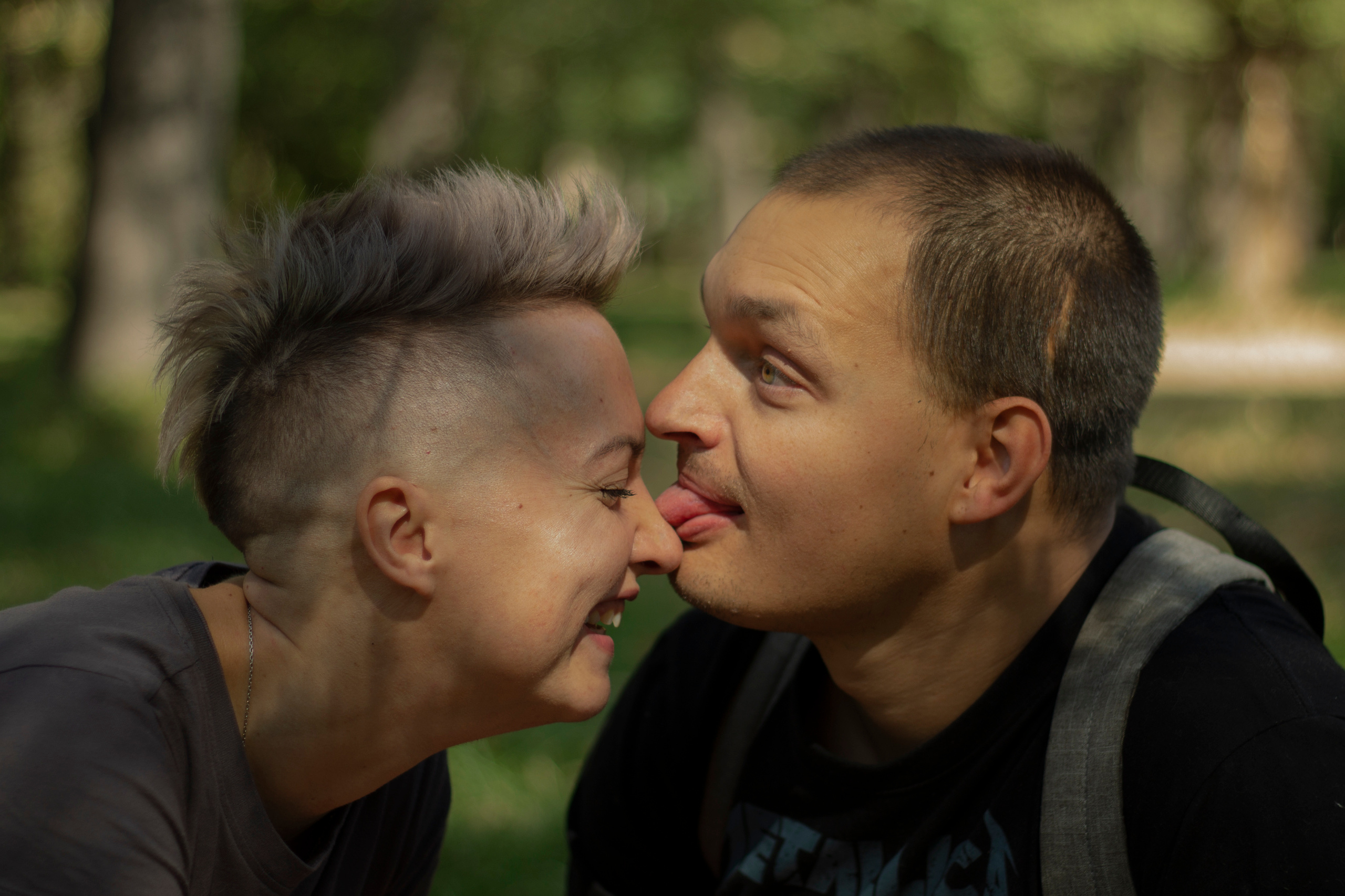 Мужчина лижет в нос свою жену в парке все улыбаются