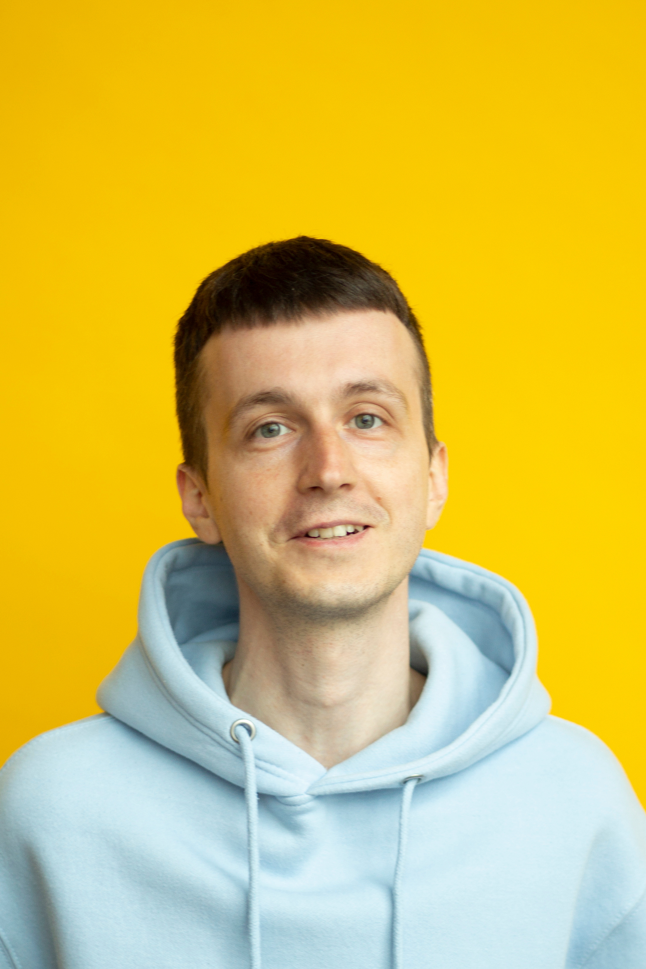 Парень в голубом на желтом фоне фото на аватарку
