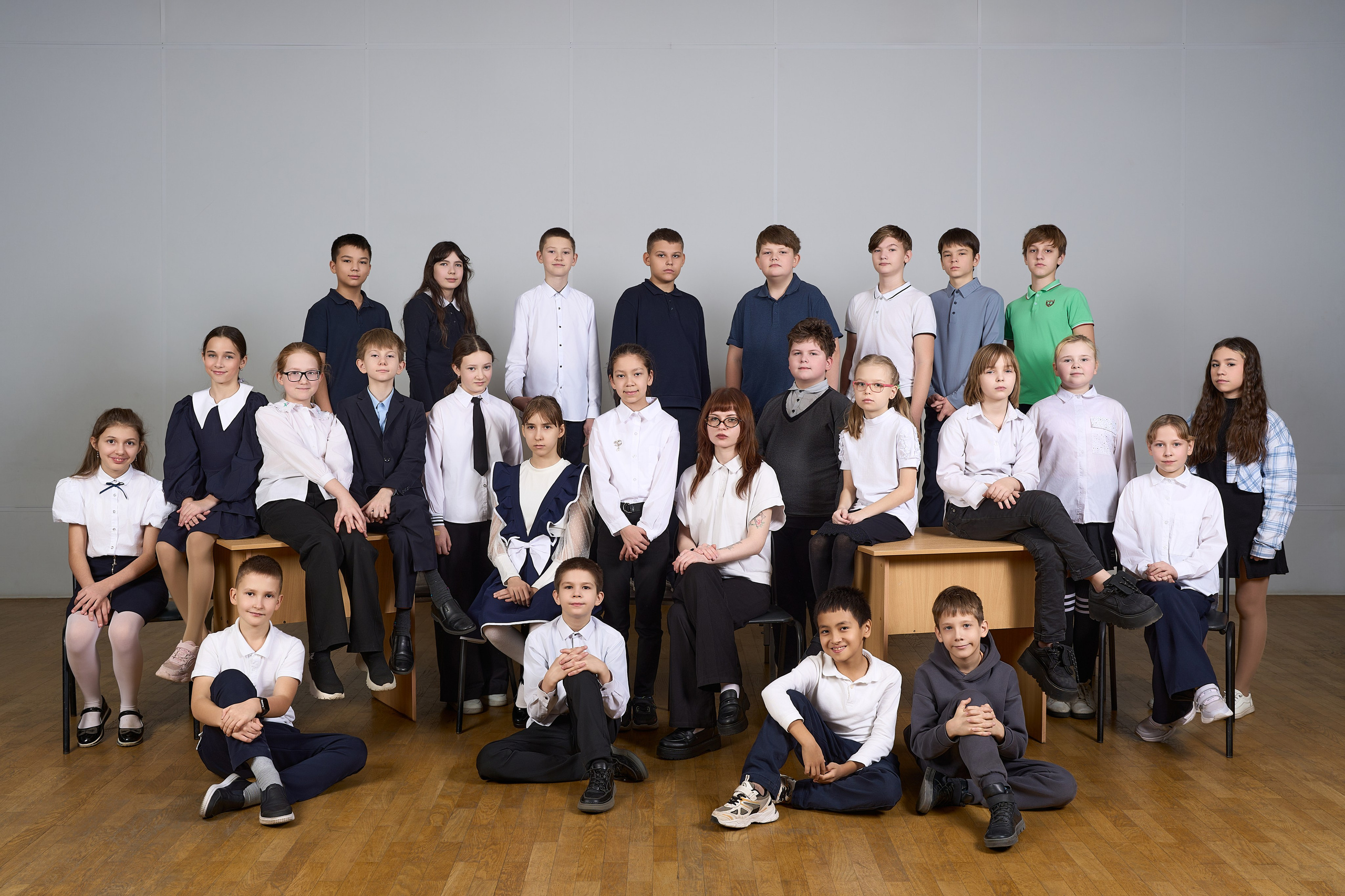ученики начальной школы и учитель постановочное фото в актовом зале