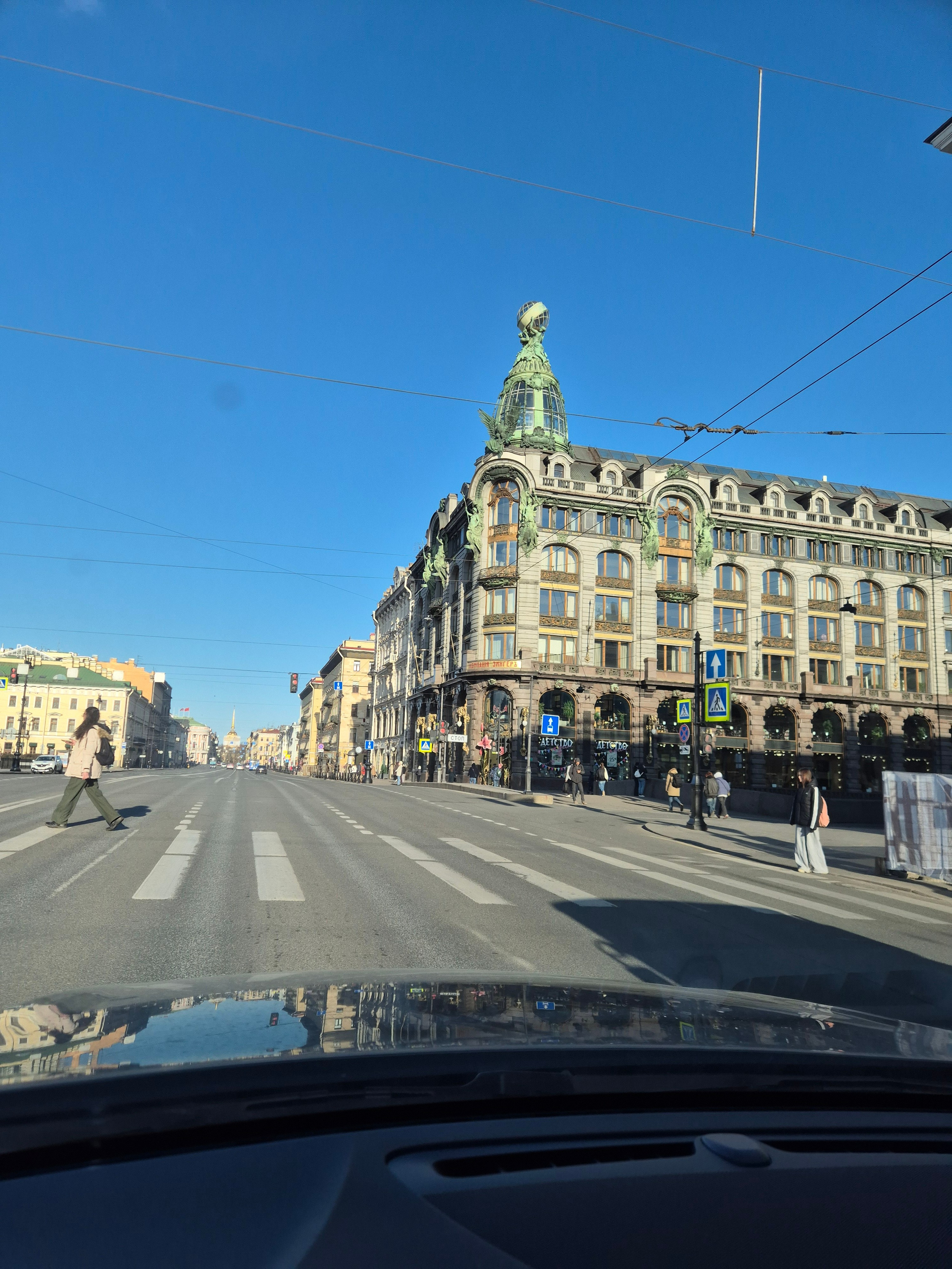 В 8 утра Невский пустынен. В Москве в этот день были снегопады.