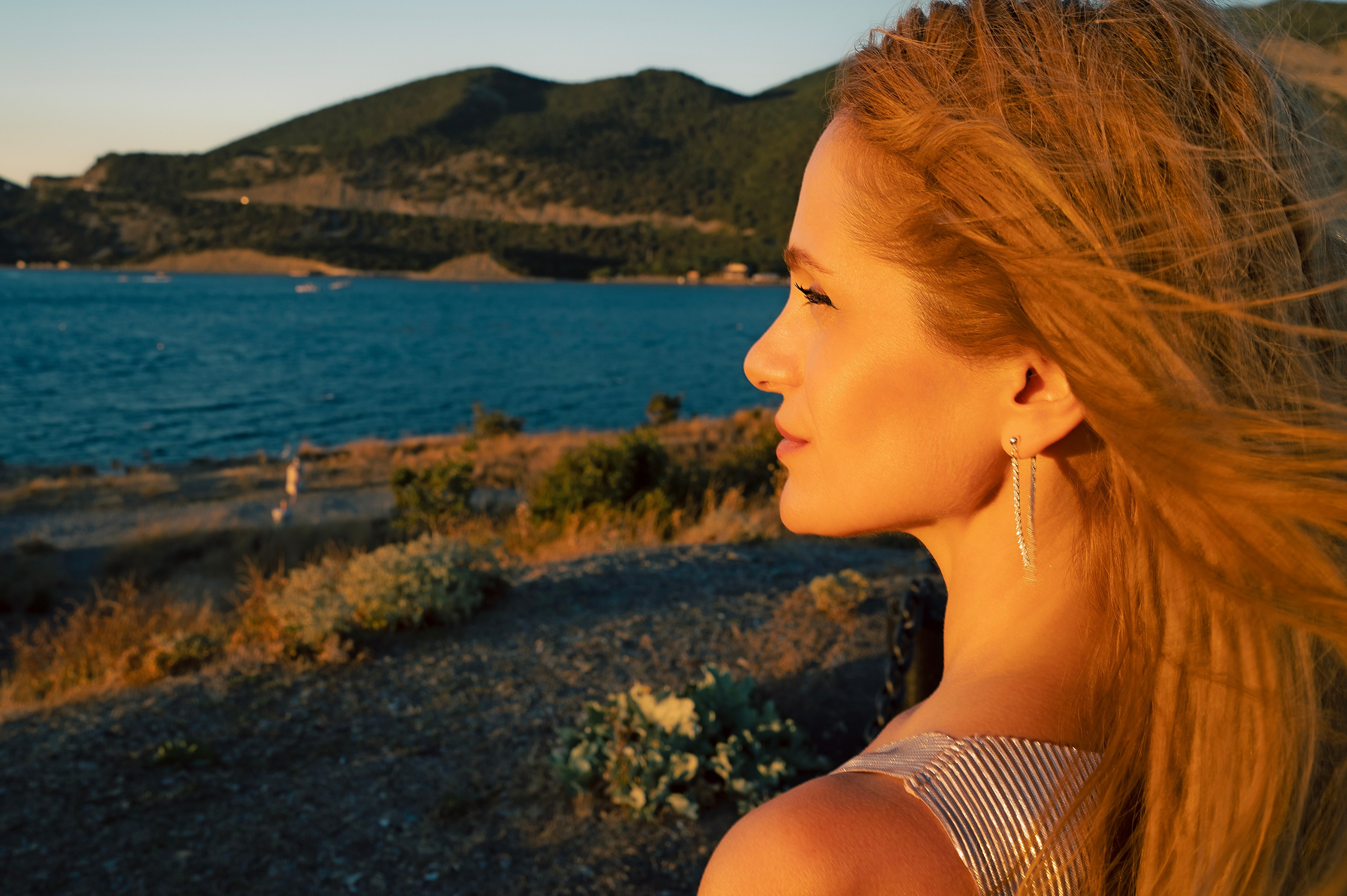 Фотосессия в закатных лучах на Большом Утрише. Портретный фотограф в Краснодаре Евгений Карпов