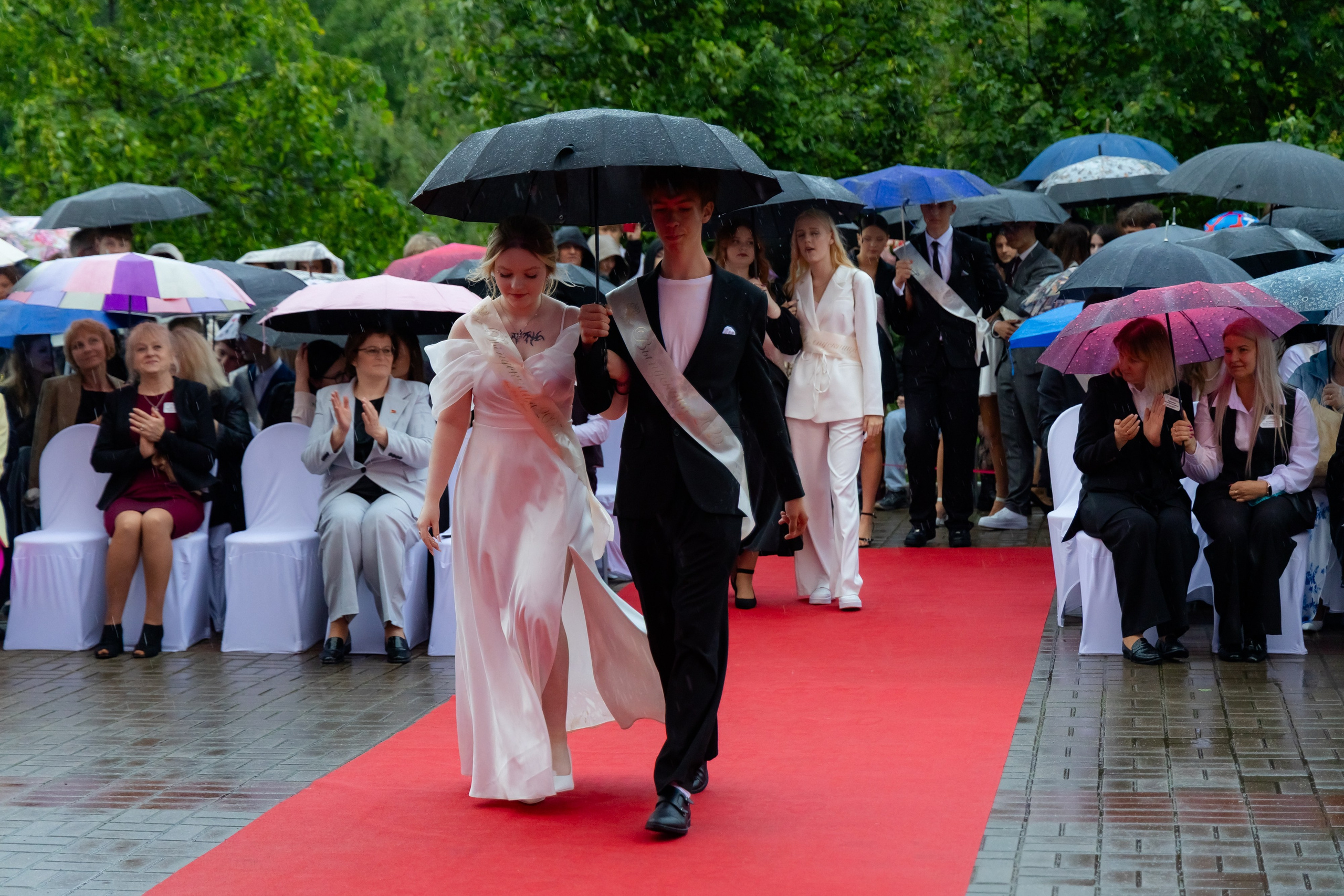 Школьный выпускной 2025 год в Минске, Беларуси. Свадебный фотограф в Минске/Беларуси Сергей Спиридонов