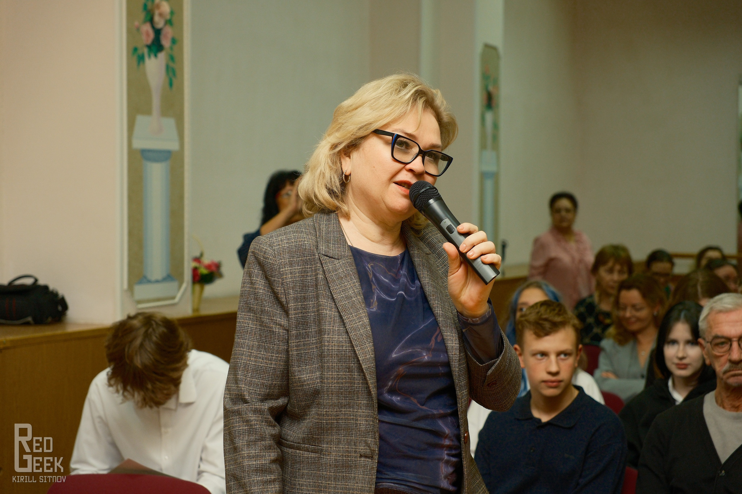 Зрители актового зала школы №1375 на премьере ремейка фильма «Вам и не снилось!».