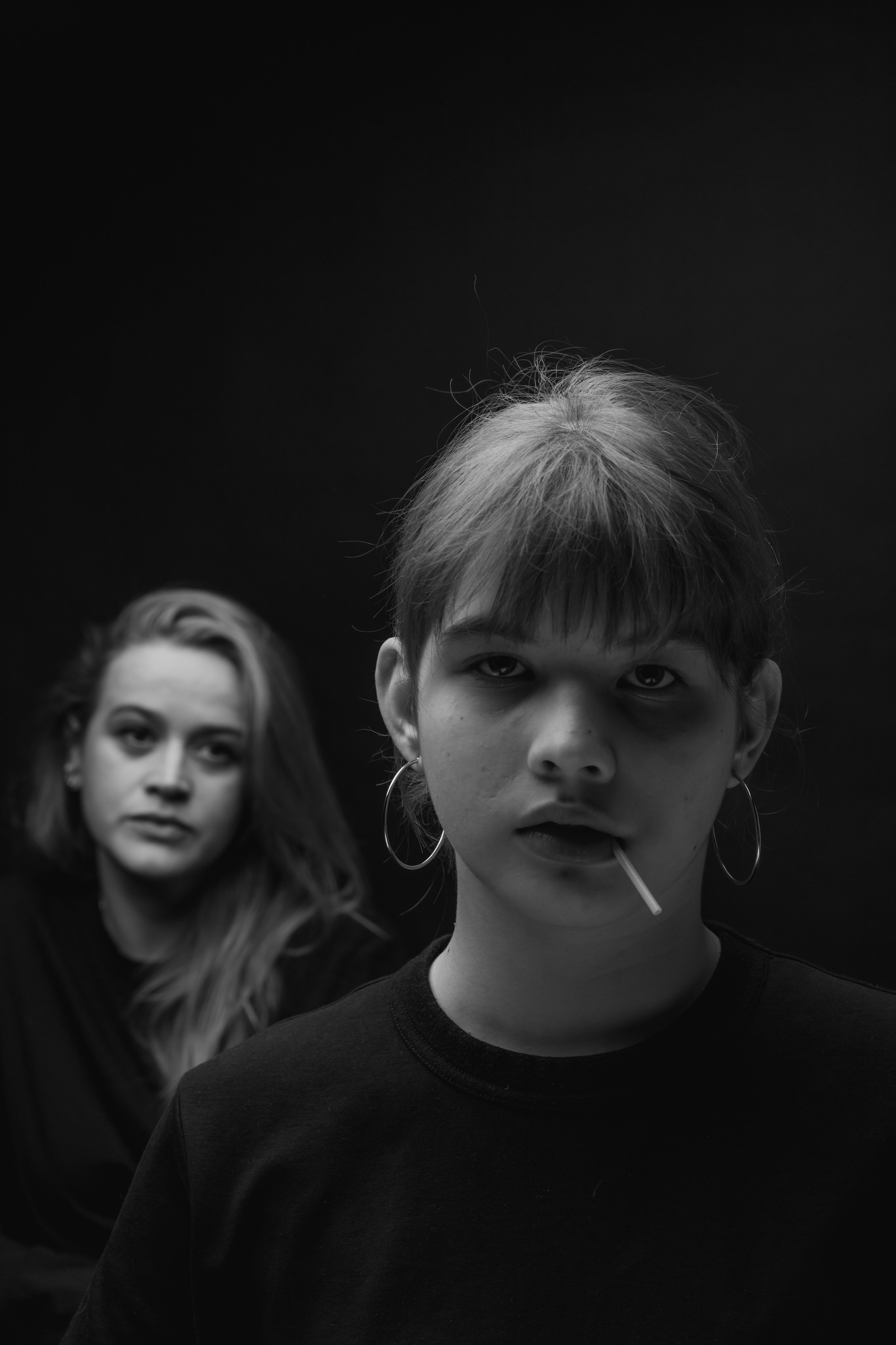 Двойной женский портрет, леденец, чёрно-белый, контровый свет, студия, Москва, Илья Антропов