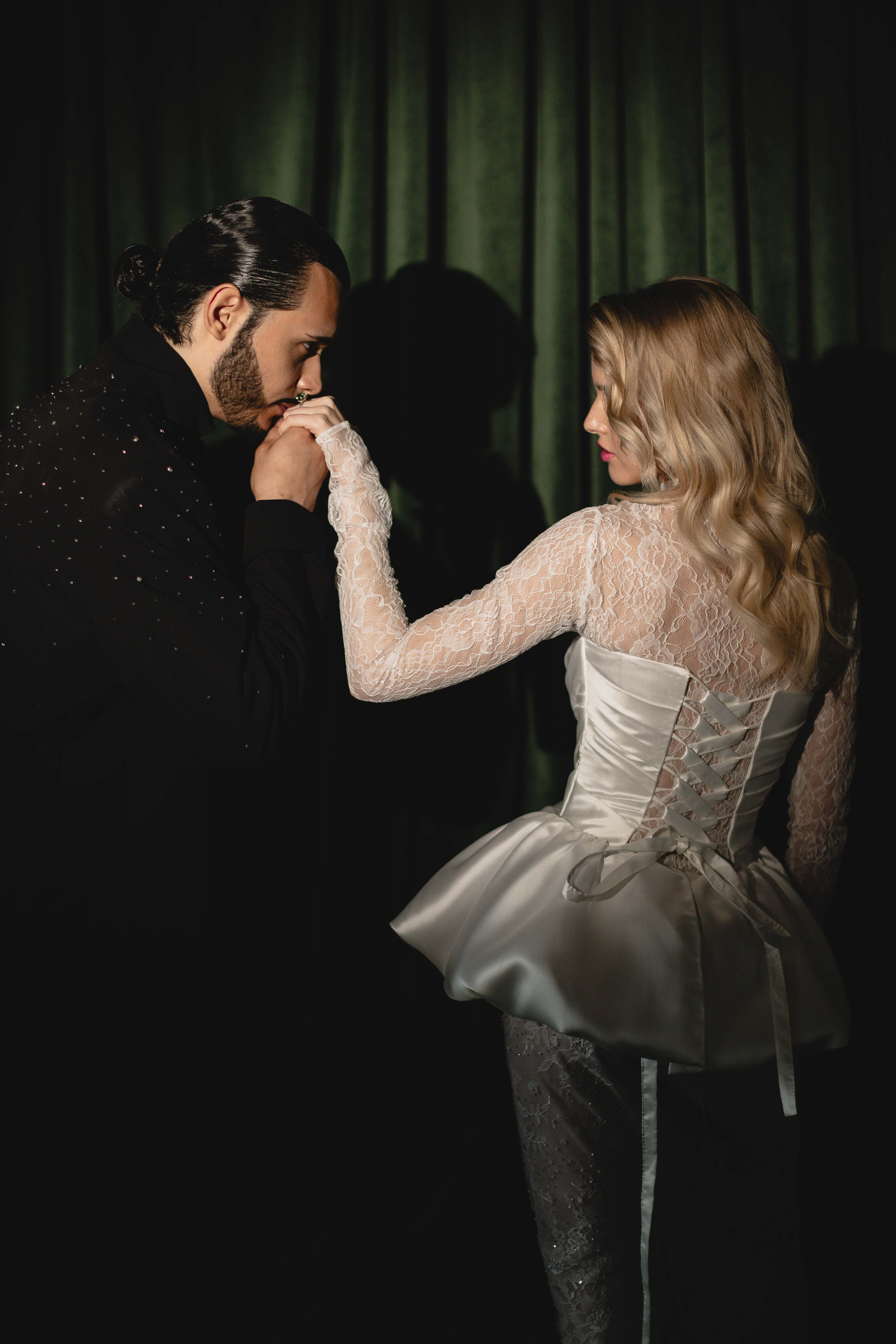 Счастливая пара позирует на свадебной фотосессии на фоне зеленой ткани в театре ,фэшн съемка ,топ 100 — свадебный фотограф Алена Межевова