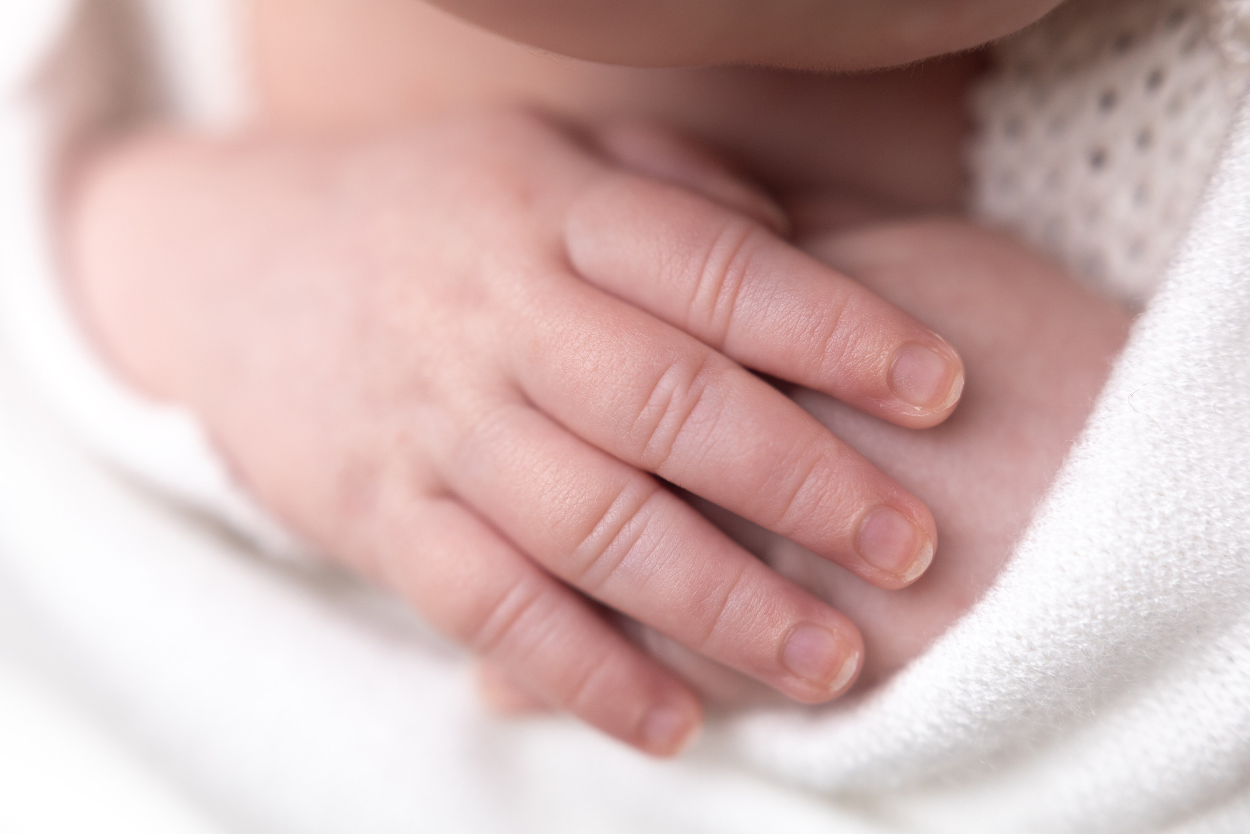 Макрокадры пальчиков в первые дни жизни
