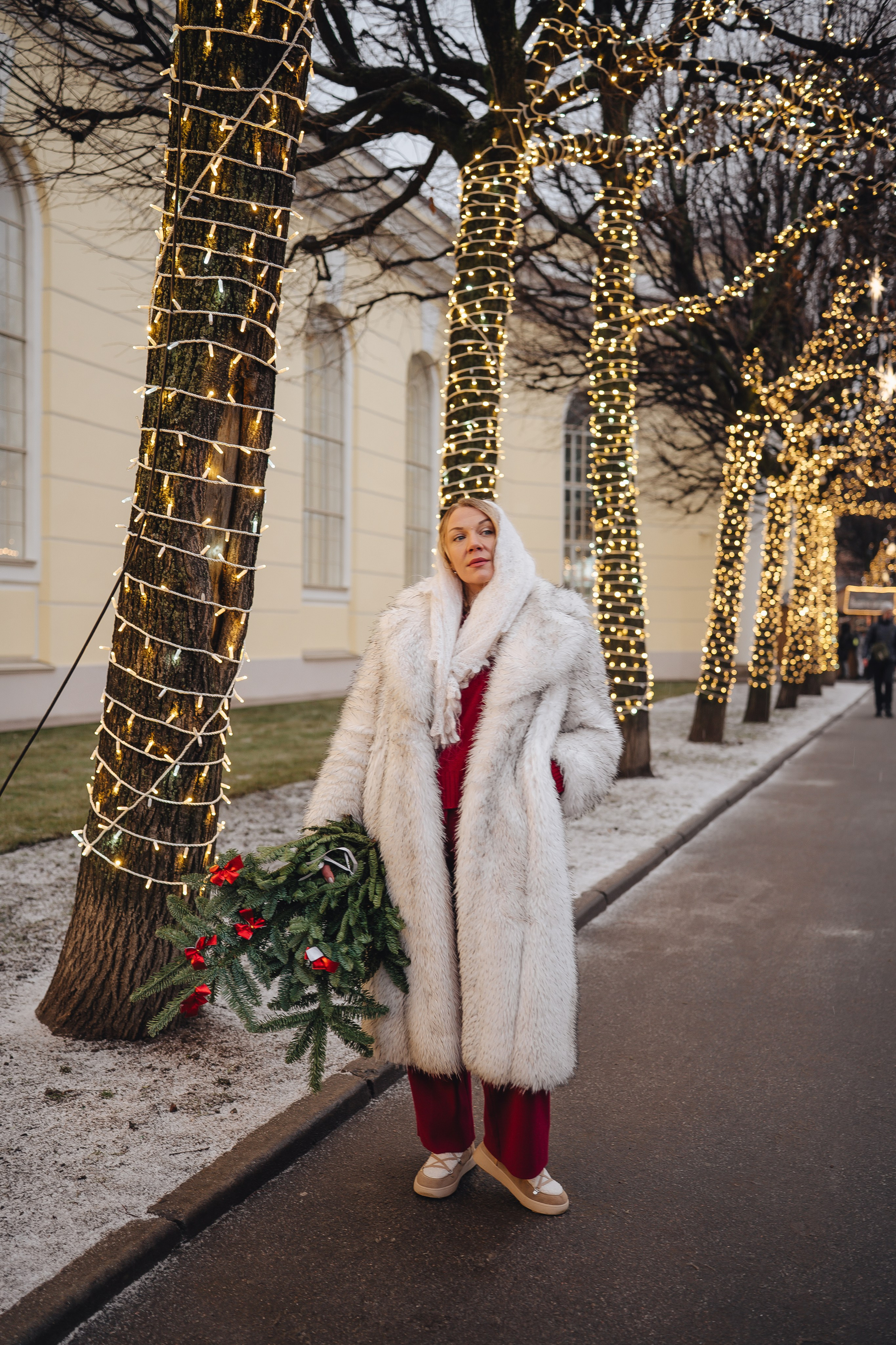 ПРОГУЛКА НА МАНЕЖНОЙ ПЛОЩАДИ ДЛЯ ДЕВУШКИ ПЕРЕД НОВЫМ ГОДОМ (НОВОГОДНЯЯ ФОТОСЕССИИЯ НА МАНЕЖНОЙ ПЛОЩАДИ). Профессиональный фотограф, Санкт-Петербург — Виктория Богомолова