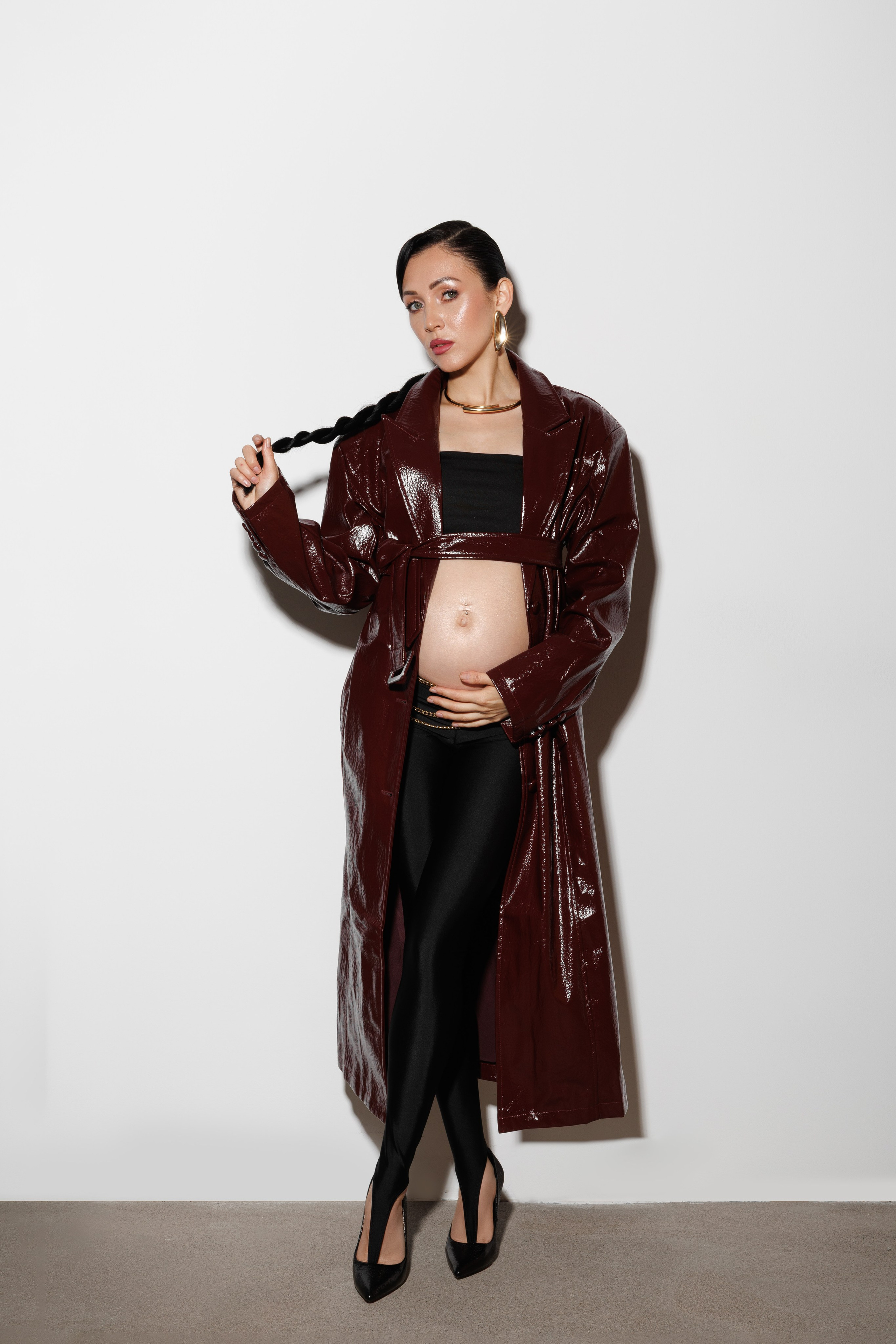 Фотограф беременности Оренбург — стильная беременная девушка в плаще, модный портрет в студии. 