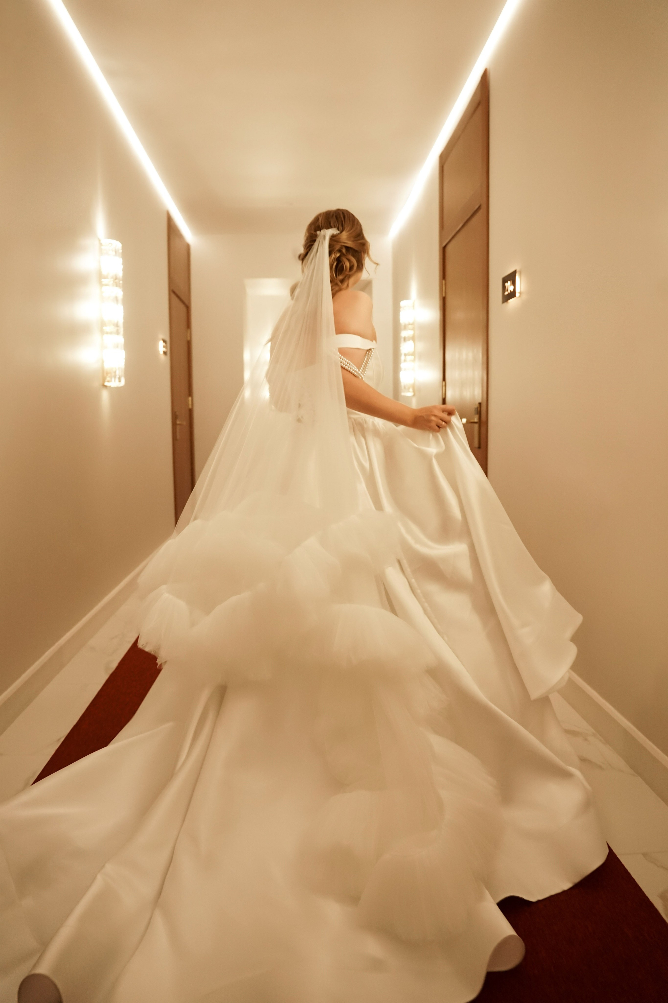 Кристина и Андрей: лавстори в гостинице и динамичный банкет. Фотограф в Иркутске