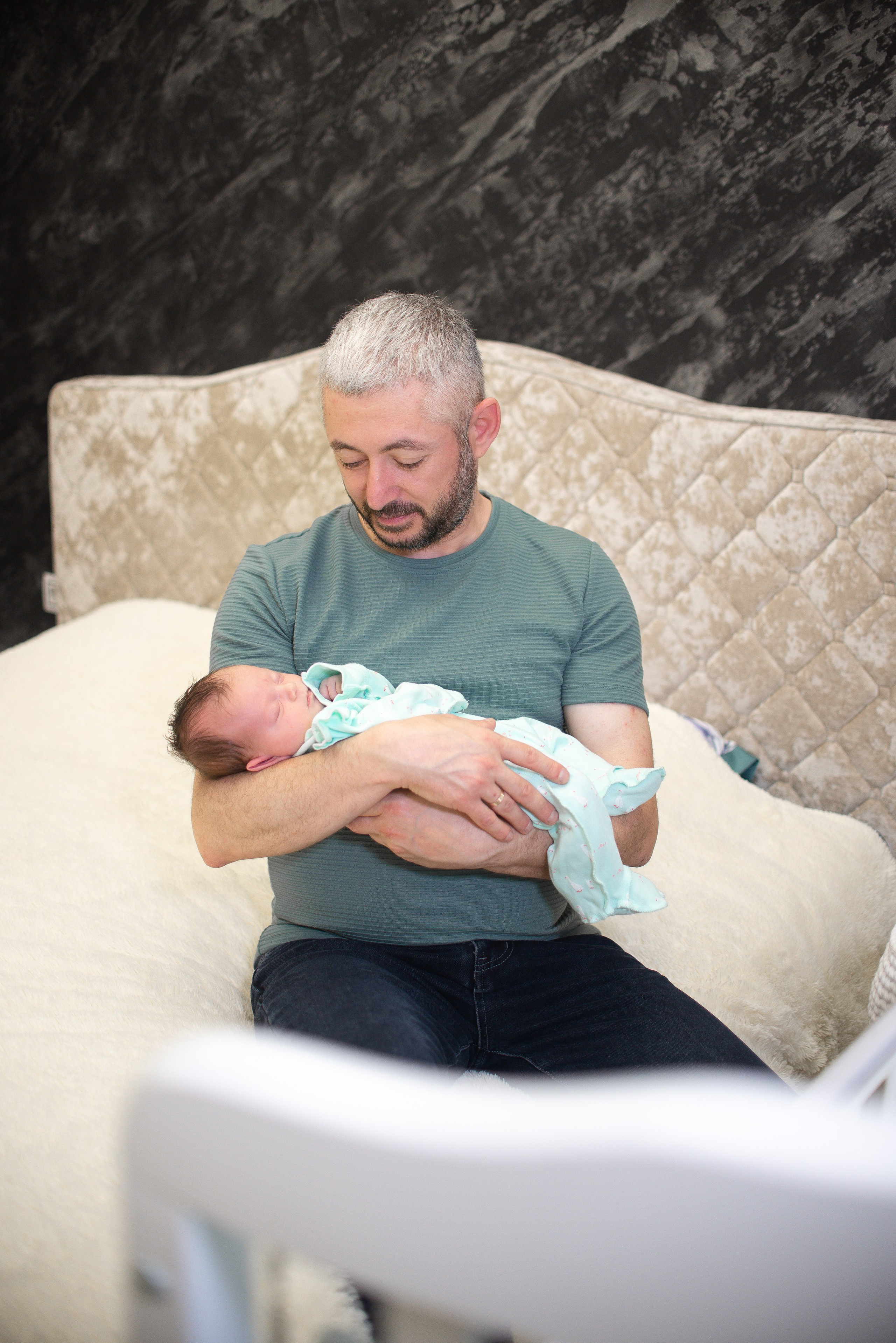 Крошка Манэ дома с родителями. Семейный фотограф на выписку из роддома и крещение Минск Настя Гришук