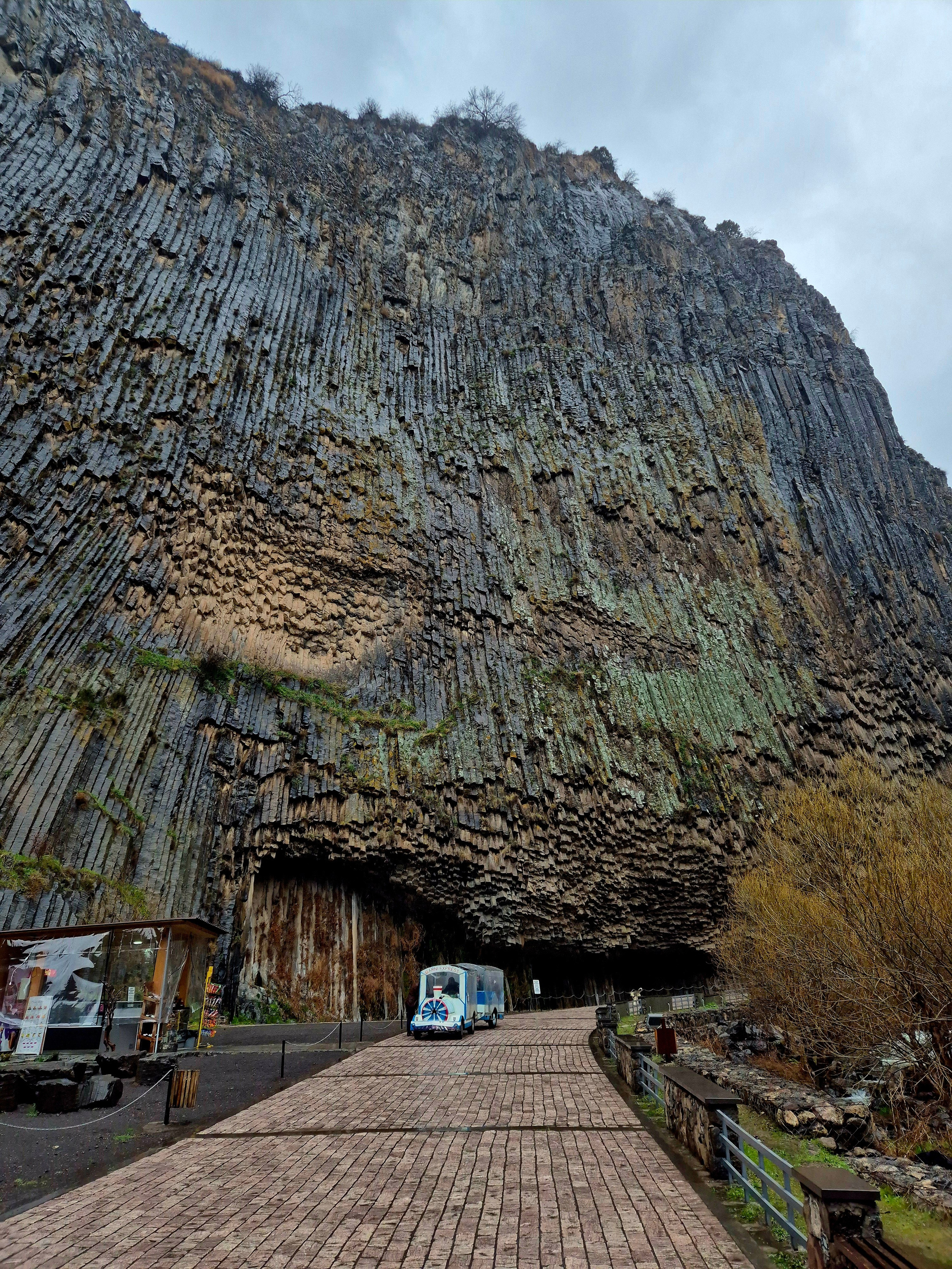 Место облагорожено, подсветка, ходит паровозик. На фото виден масштаб