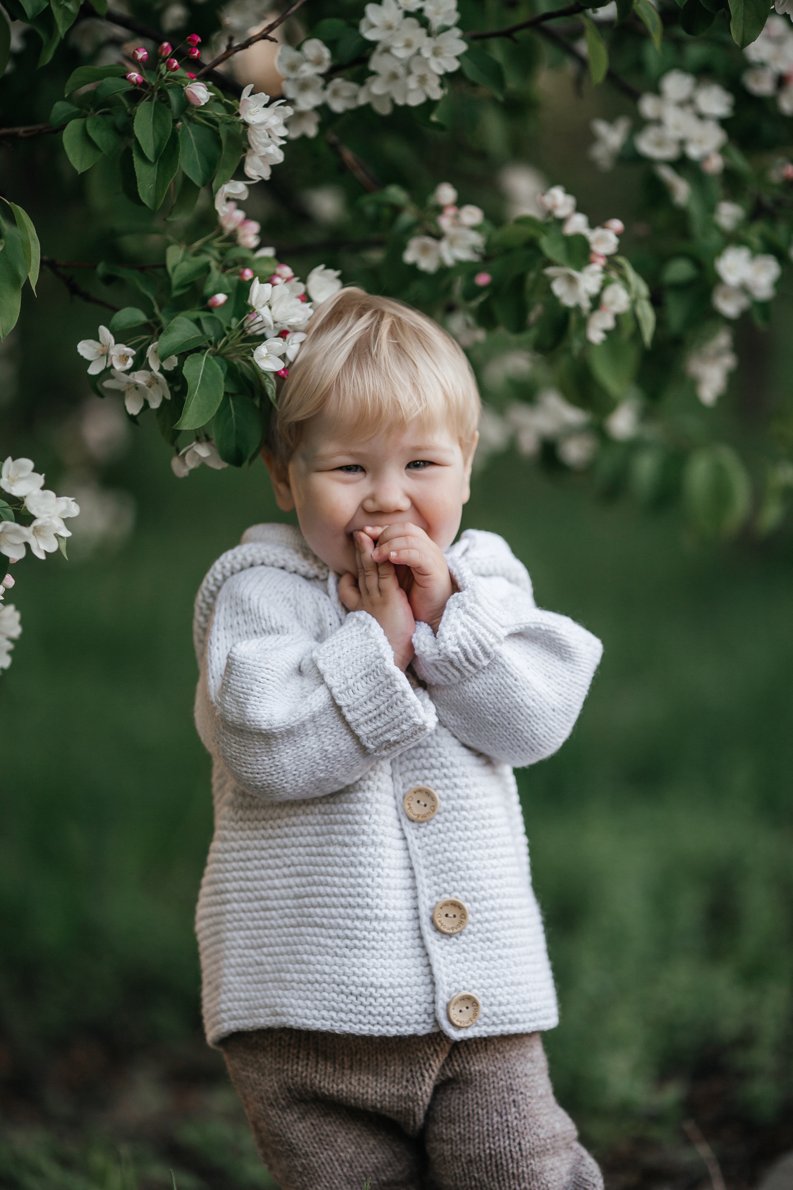 Семейная фотосессия в яблонях Бийск. Дарья Белякова. Свадебный, детский и семейный фотограф в городе Бийск